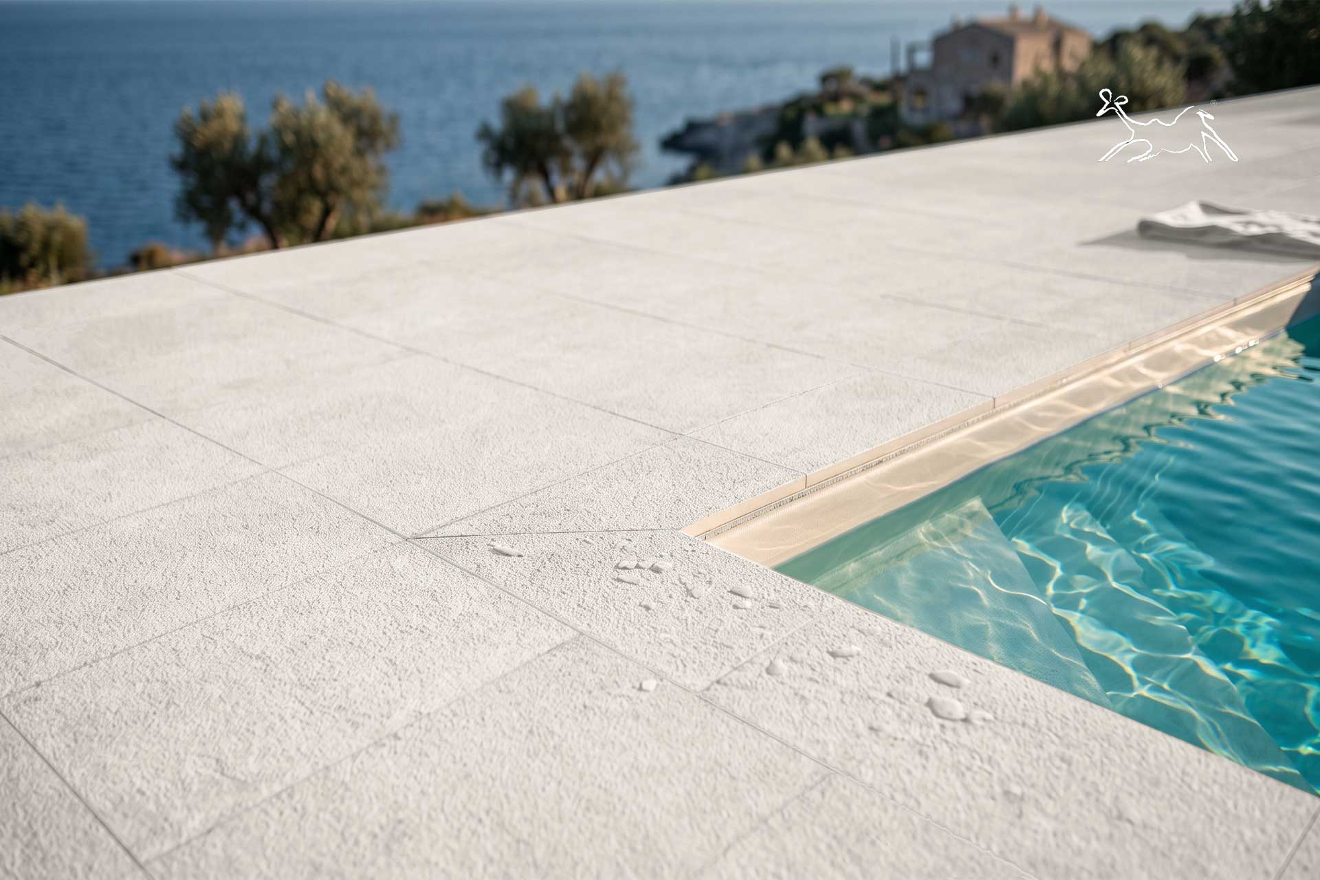 bordo piscina in pietra naturale Venus di The Stone Age Exclusive, finitura a costa dritta per esterni di lusso
