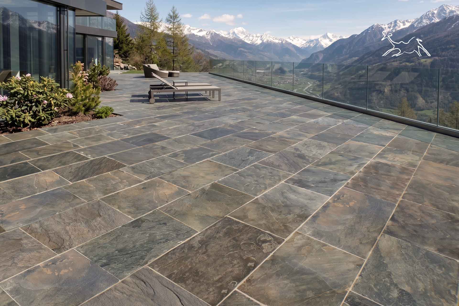 Pavimento in quarzite naturale per terrazza panoramica in Alto Adige, posa in grandi formati ideale per esterni di ville contemporanee