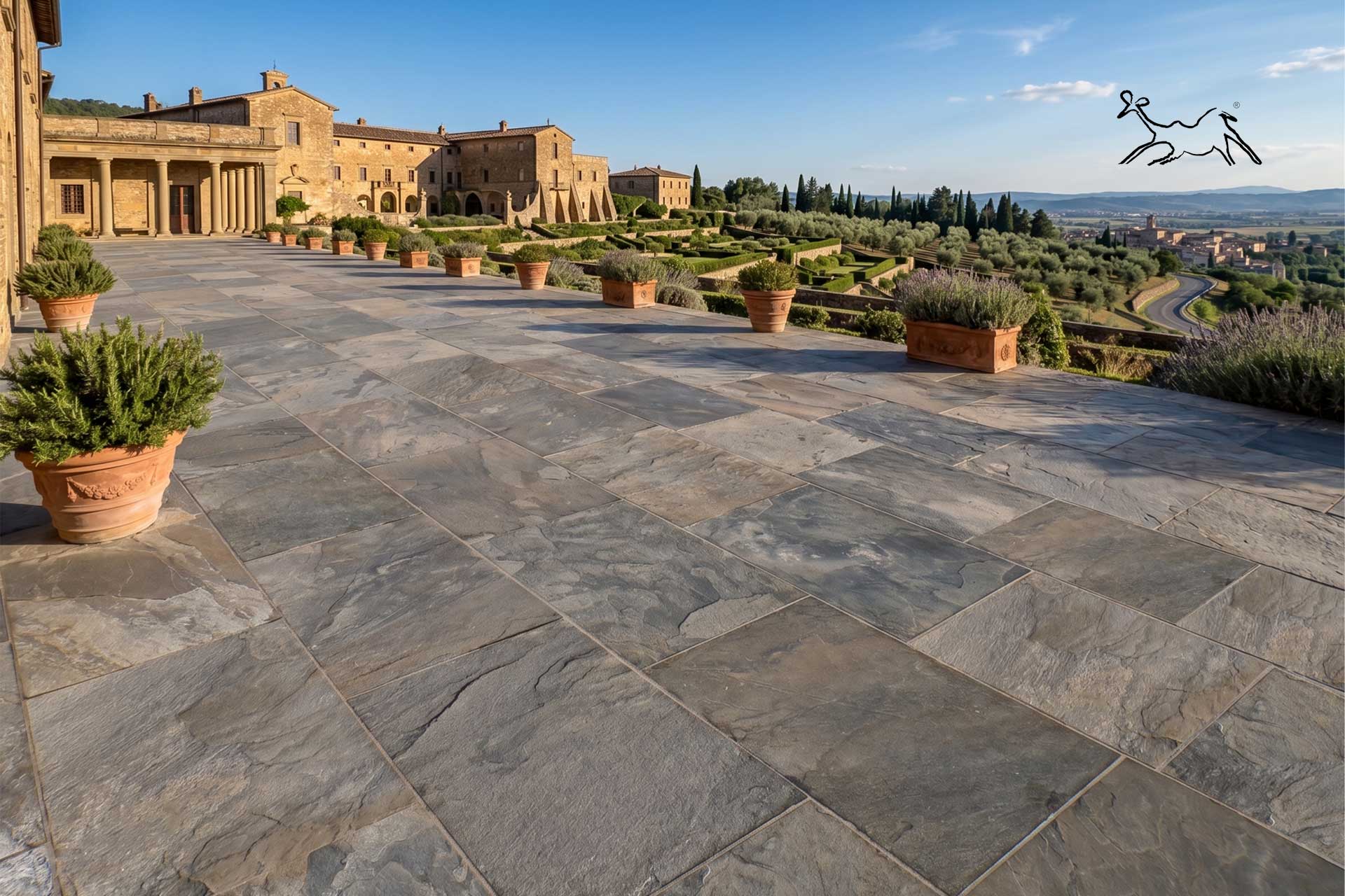 Pavimento esterno in quarzite naturale per villa a Cortona, finitura elegante e resistente per terrazze, porticati e giardini