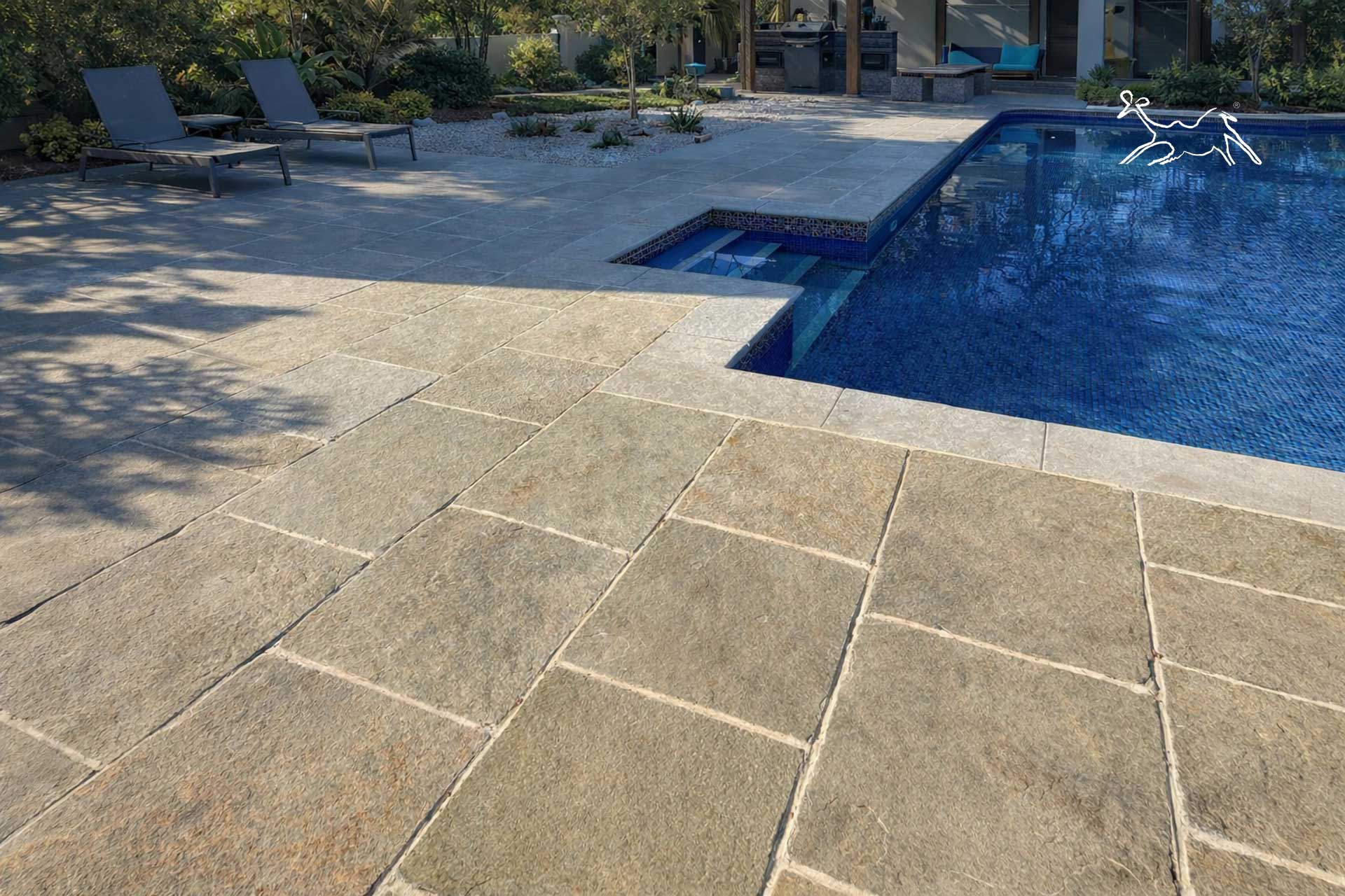 realizzazione di The Stone Age Exclusive piscina in pietra naturale che non scotta colore tortora