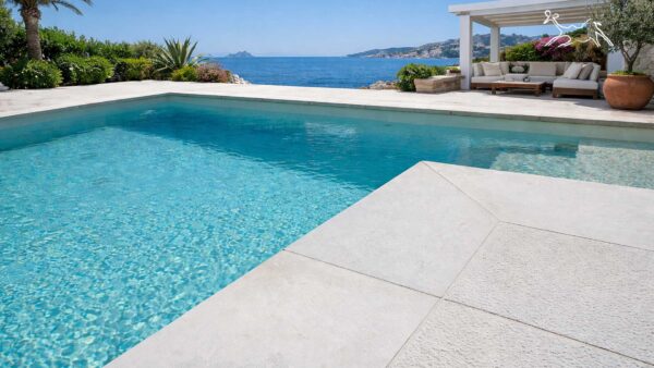 bordo piscina in pietra naturale Venus Soft di The Stone Age Exclusive, finitura antiscivolo atermica per solarium di lusso