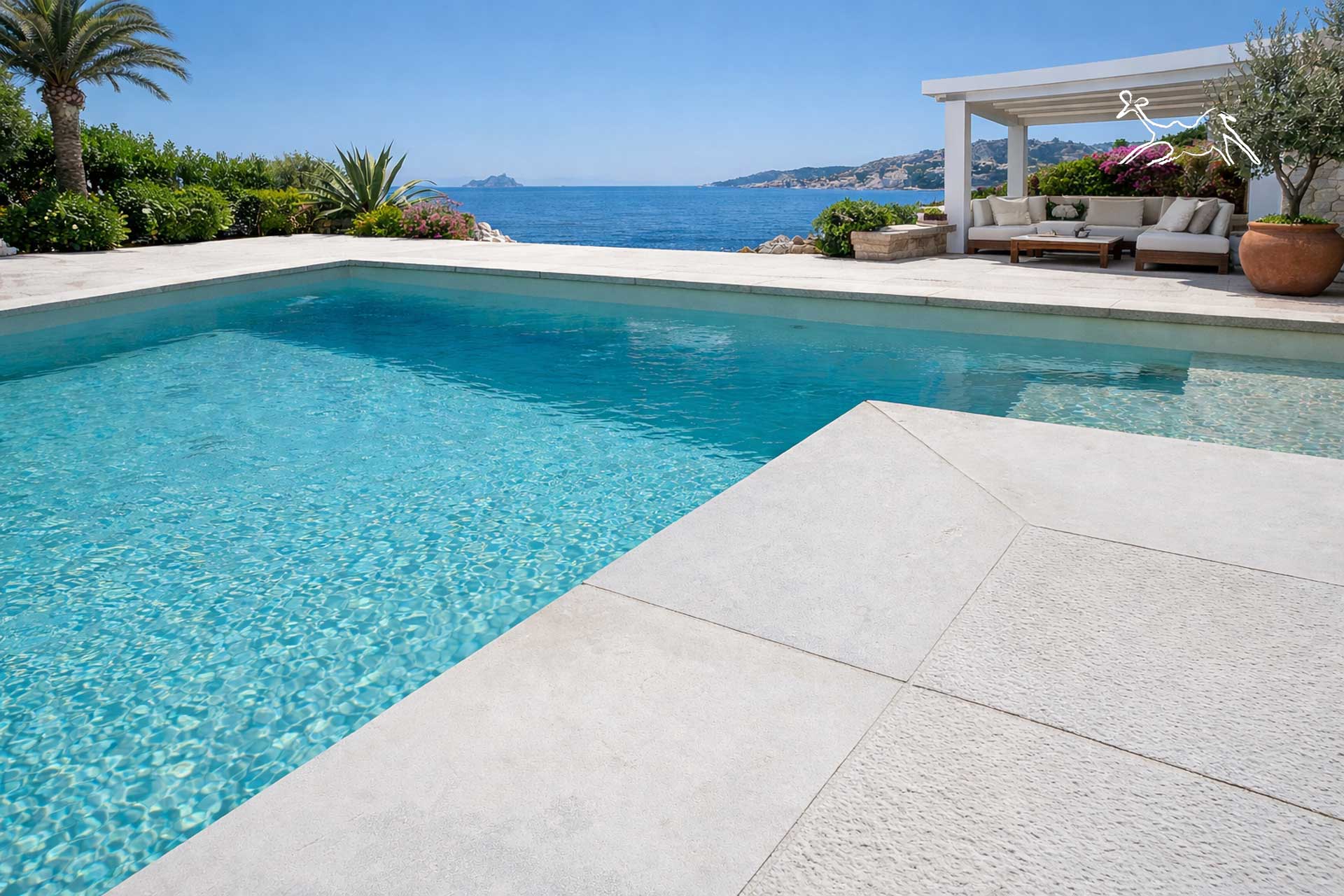 bordo piscina in pietra naturale Venus Soft di The Stone Age Exclusive, finitura antiscivolo atermica per solarium di lusso