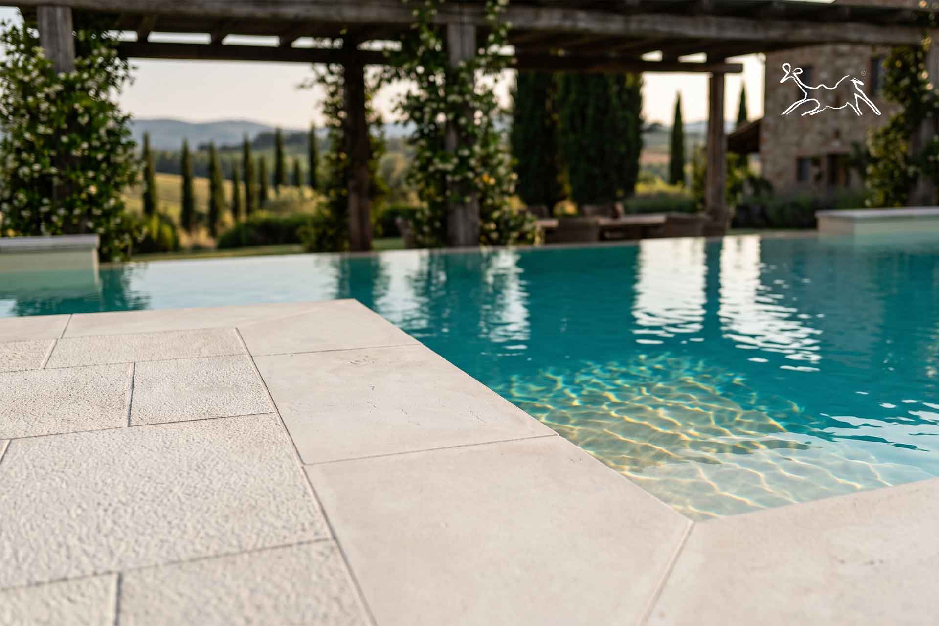 bordo piscina in pietra naturale Venus Soft di The Stone Age Exclusive, finitura antiscivolo atermica per solarium di lusso