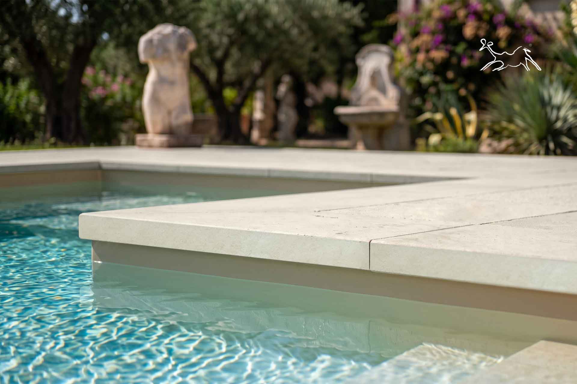 bordo piscina in pietra vera antiscivolo e senza scottarsi