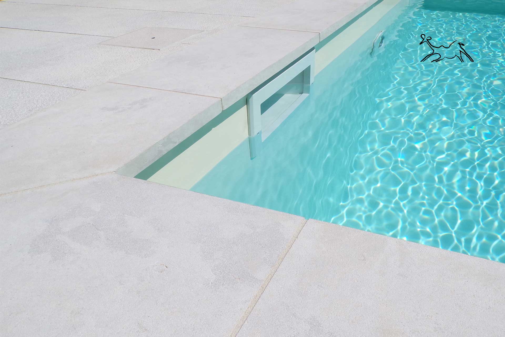 esempio di posa bordo piscina in pietra Venus Soft integrato con pavimentazione solarium per un effetto estetico continuo