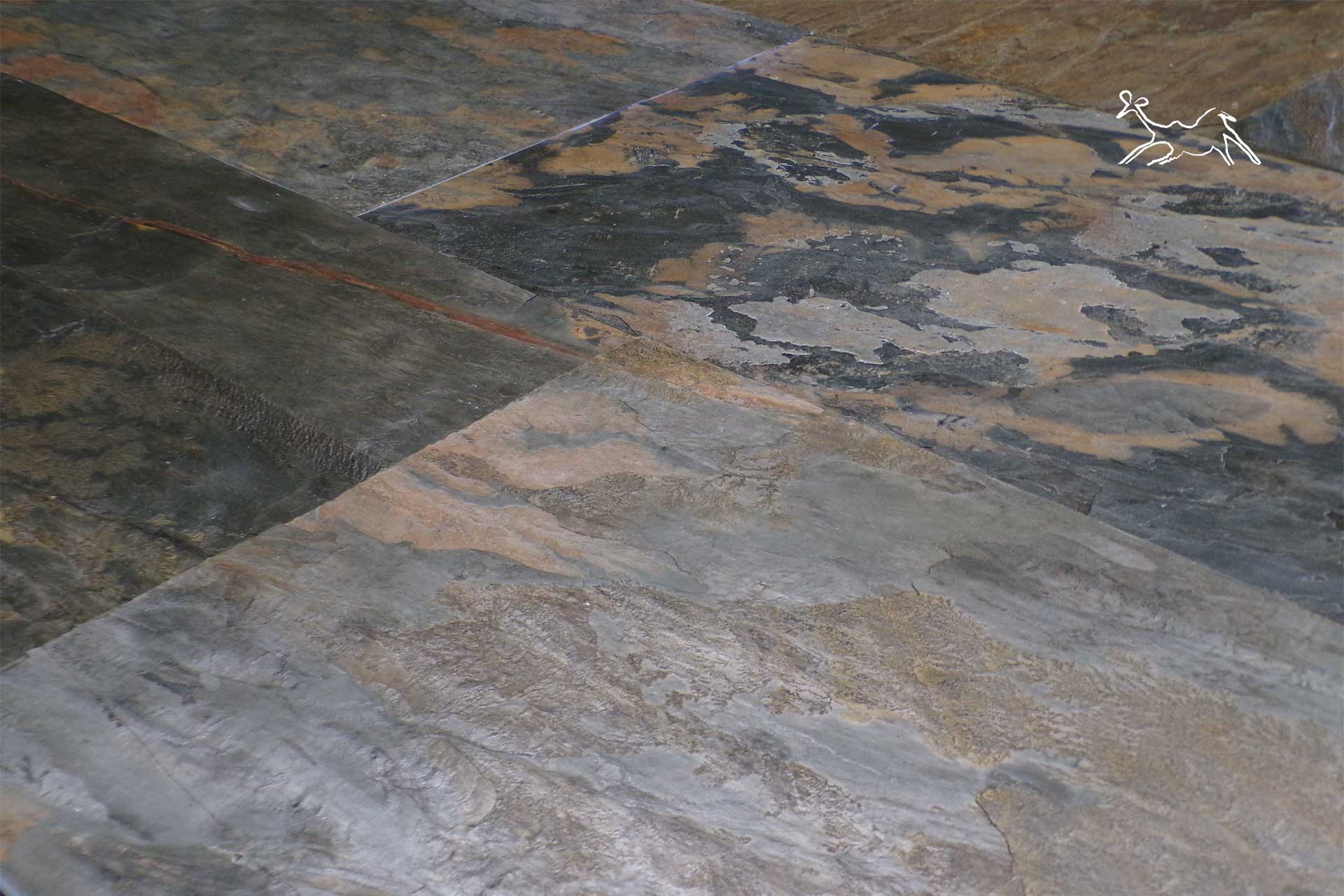 dettaglio dei colori giallo oro e nero ardesia rivestimento interno