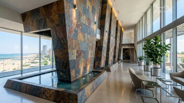 Rivestimento in ardesia multicolor African Stone in parete hall hotel a Jesolo