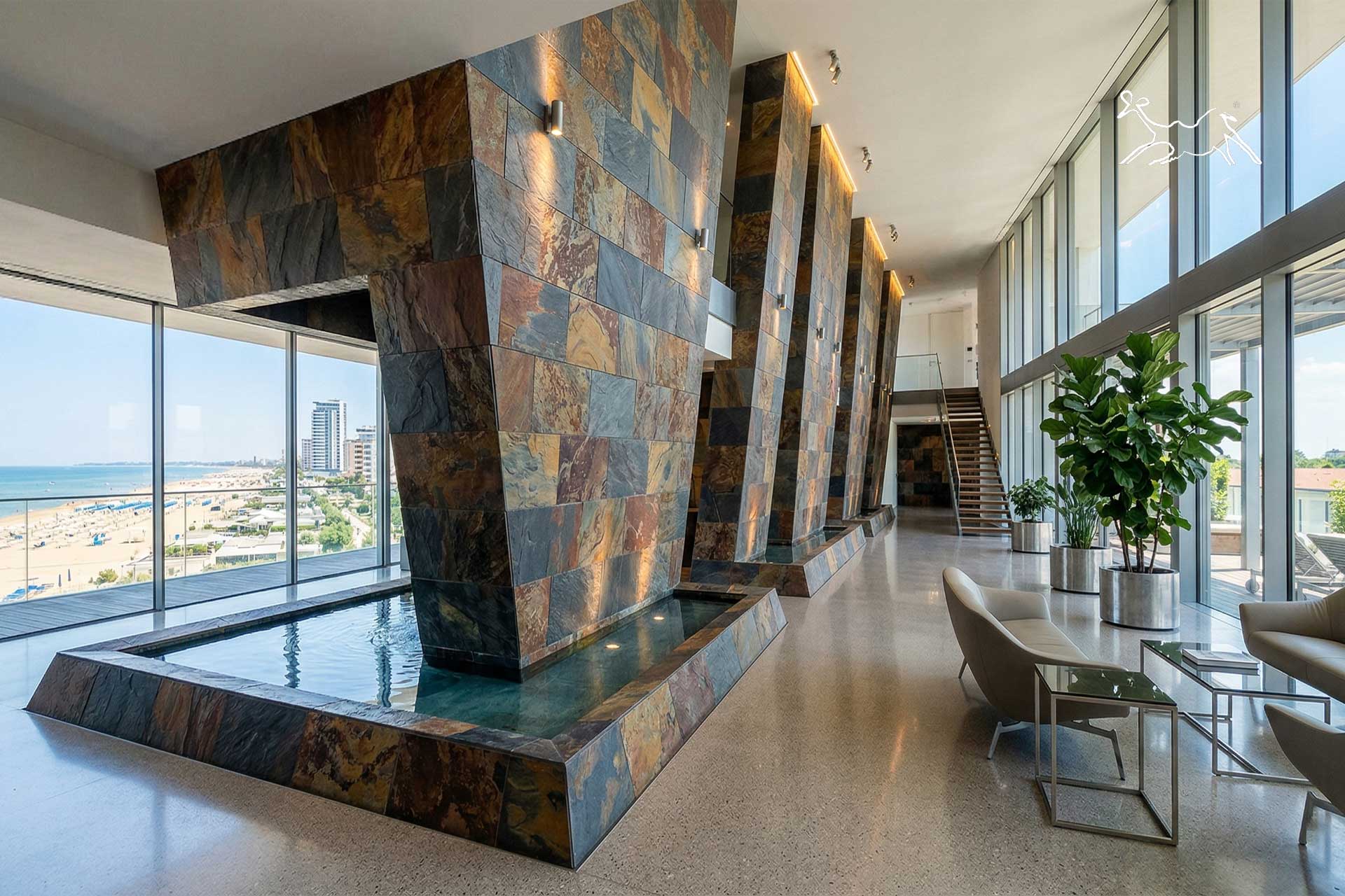 Rivestimento in ardesia multicolor African Stone in parete hall hotel a Jesolo