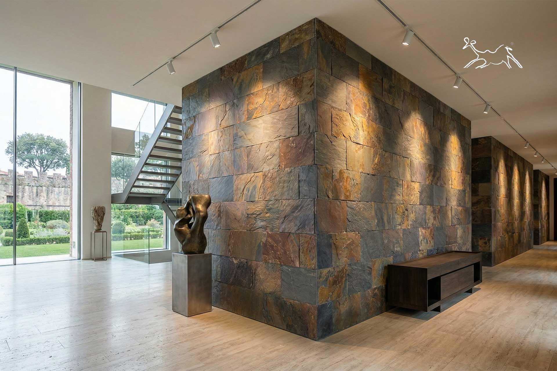 Rivestimento in ardesia multicolor African Stone in ingresso di palazzo prestigioso a Lucca
