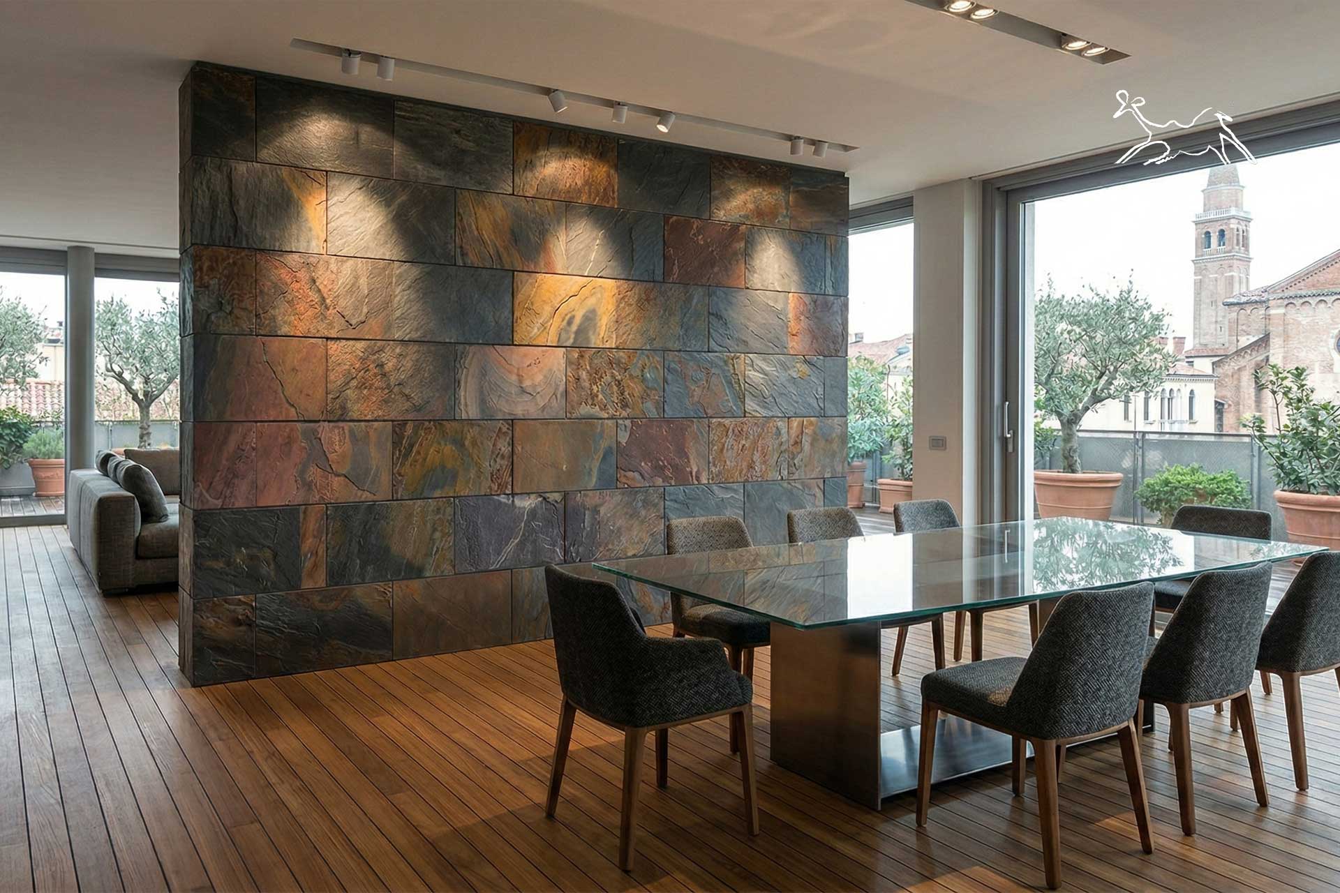 Rivestimento in ardesia multicolor African Stone in sala da pranzo moderna a Padova