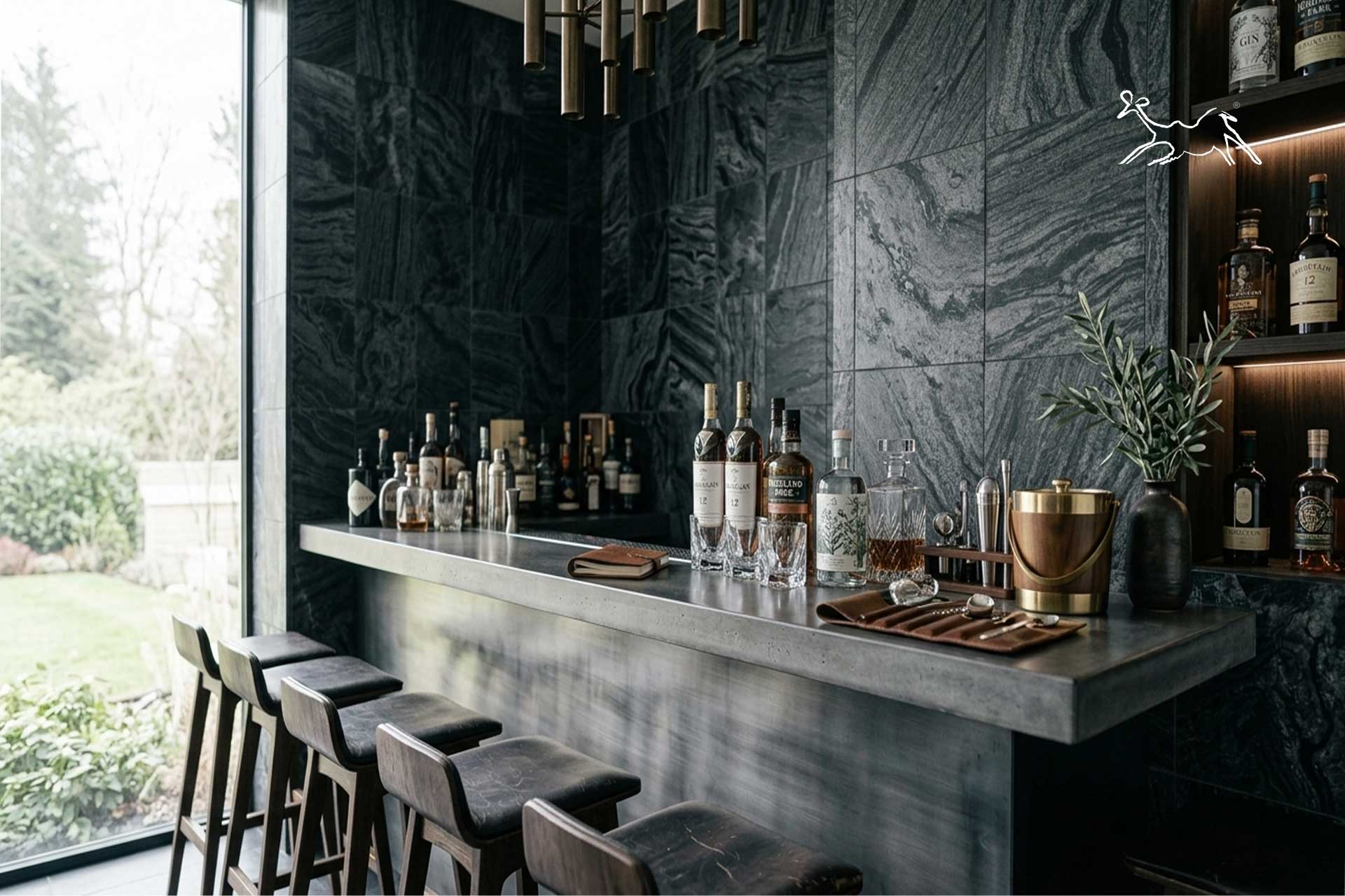 rivestimento in quarzite grigia squadrata su parete angolo bar a Milano