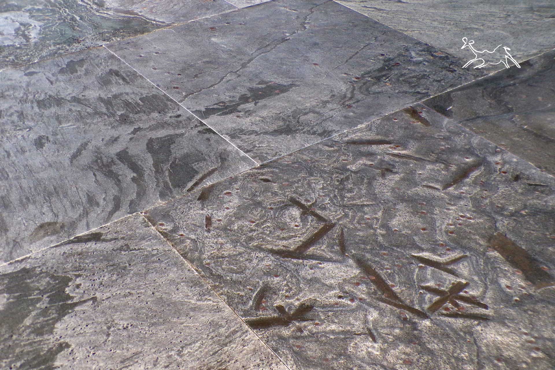 Dettaglio del rivestimento in quarzite grigia presso The Stone Age Exclusive