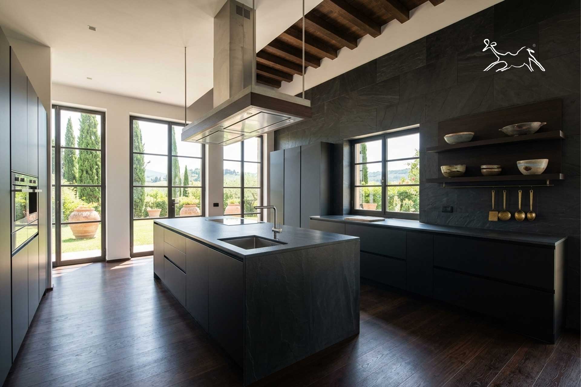 Rivestimento cucina in pietra naturale ardesia nera spazzolata a Capannori Lucca moderno e resistente da The Stone Age Exclusive