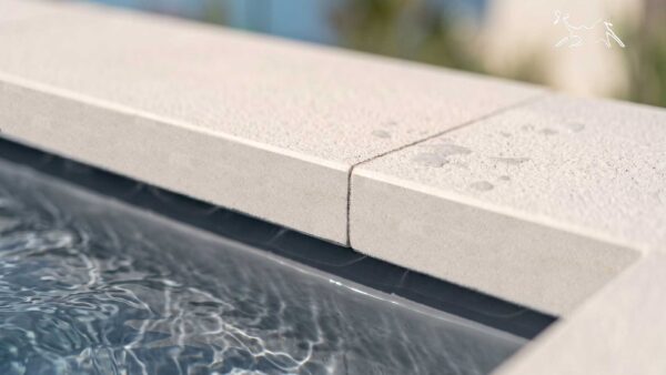 angolo per bordo piscina in pietra naturale Cream Soft lavorato su misura