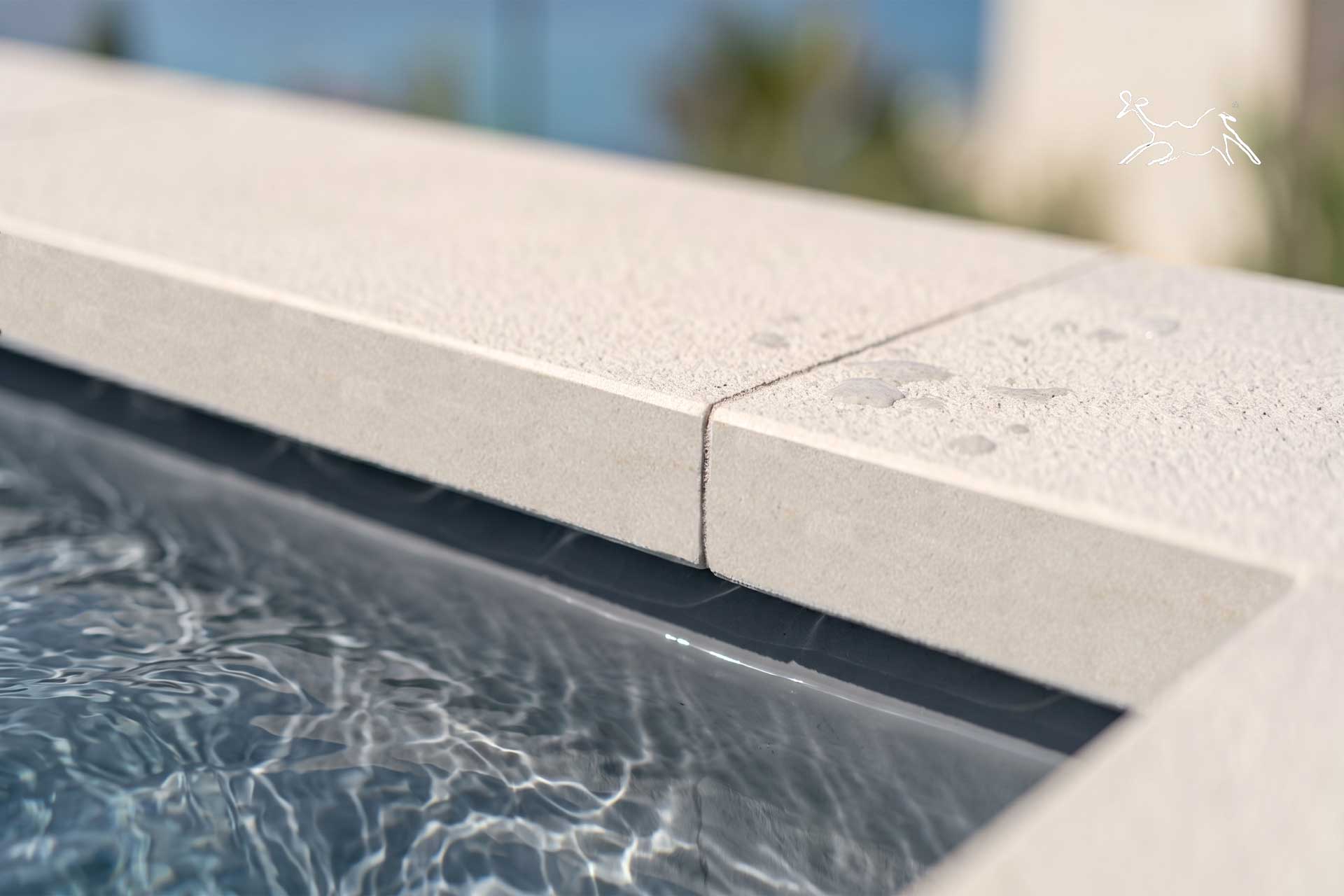 angolo per bordo piscina in pietra naturale Cream Soft lavorato su misura