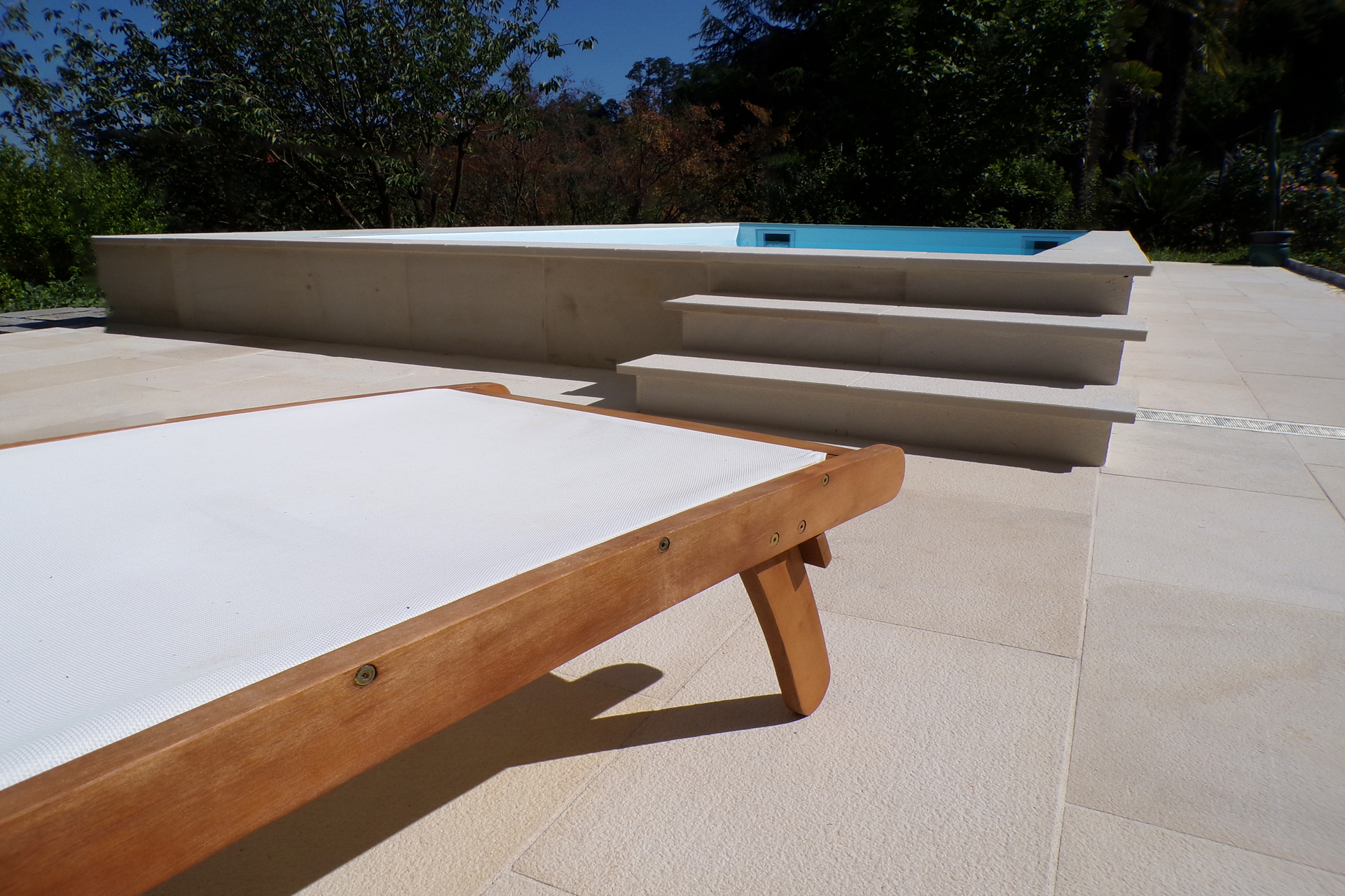 Come pavimentare intorno alla piscina