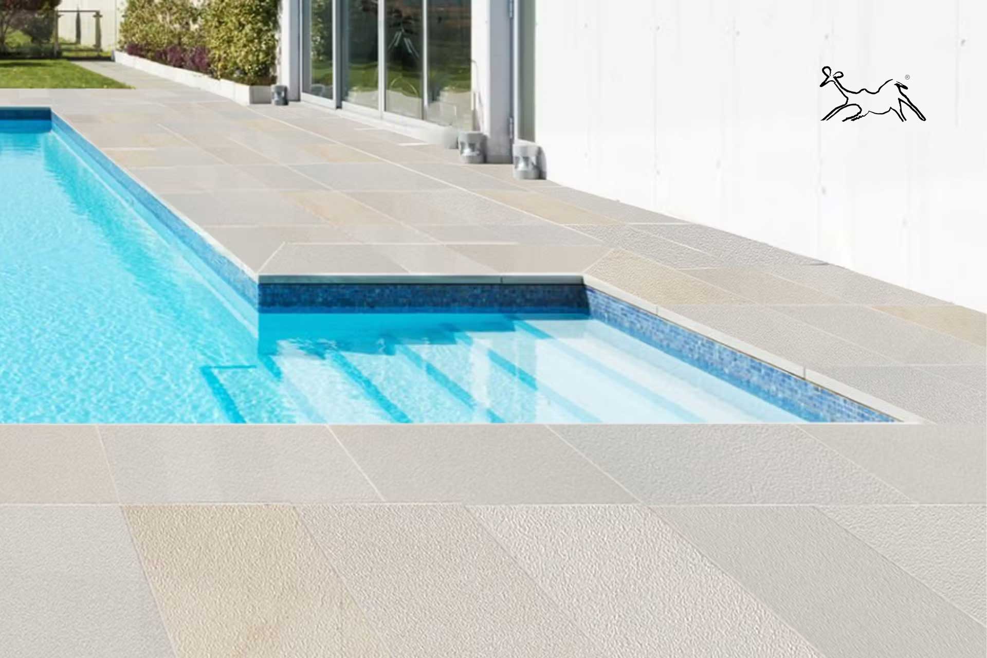 bordo piscina e pavimento per piscina in quarzite fredda antiscivolo casa moderna