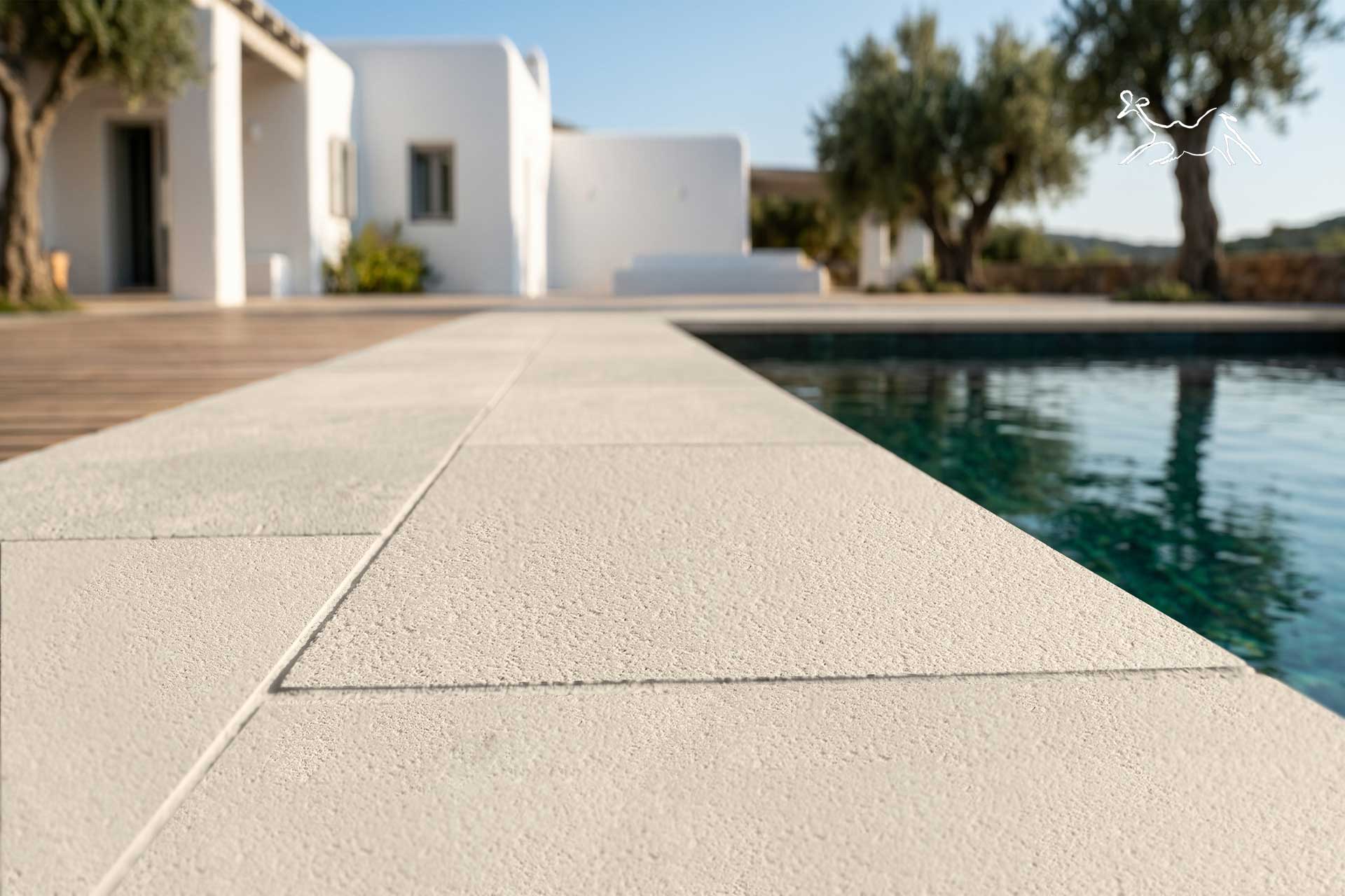 bordo piscina e pavimento per piscina in quarzite fredda antiscivolo casa moderna