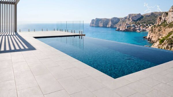 posa pavimento in pietra Venus Soft per piscina chiaro atermico cantiere The Stone Age Exclusive in costiera amlafitana in villa di lusso