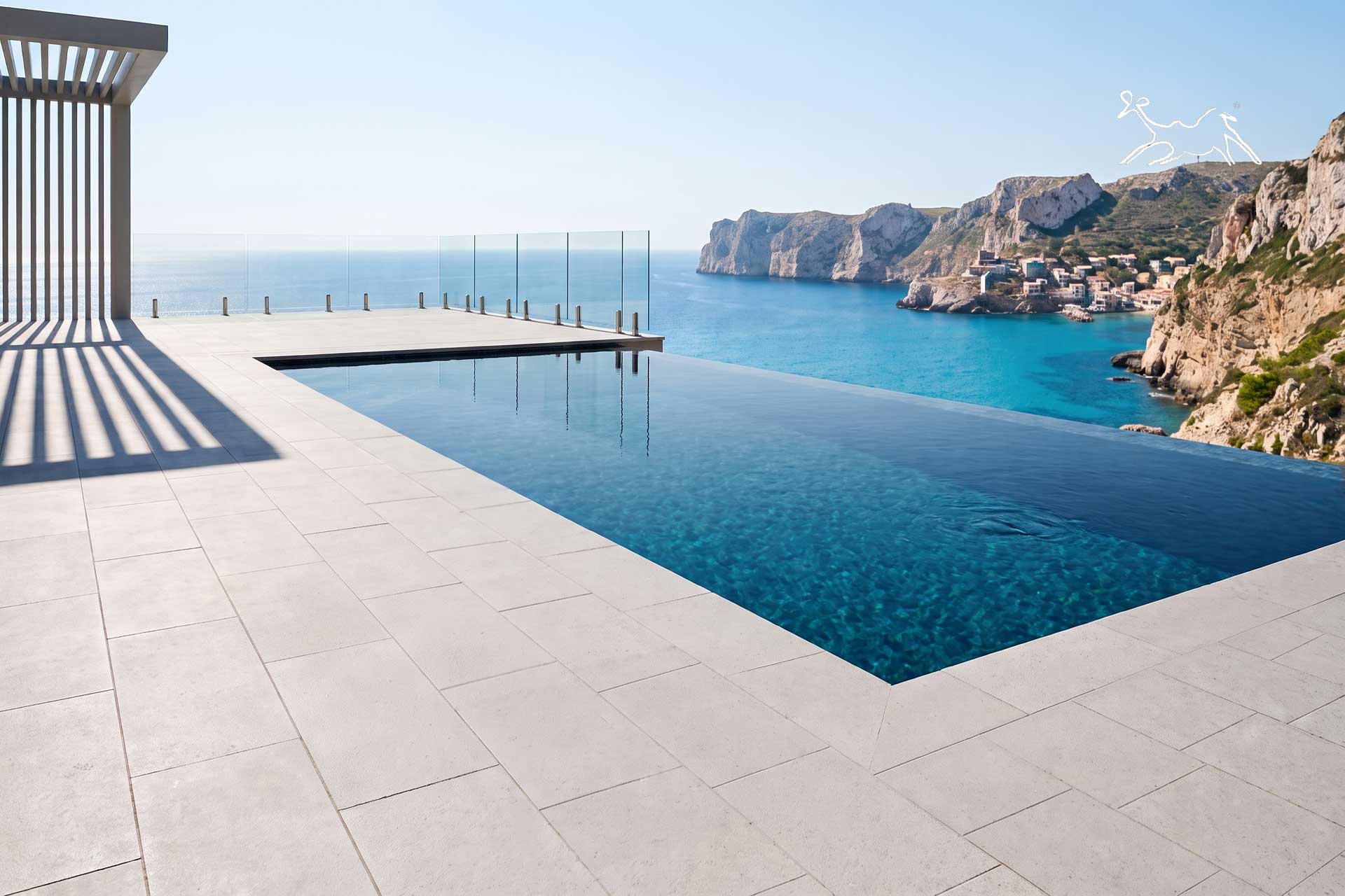 posa pavimento in pietra Venus Soft per piscina chiaro atermico cantiere The Stone Age Exclusive in costiera amlafitana in villa di lusso