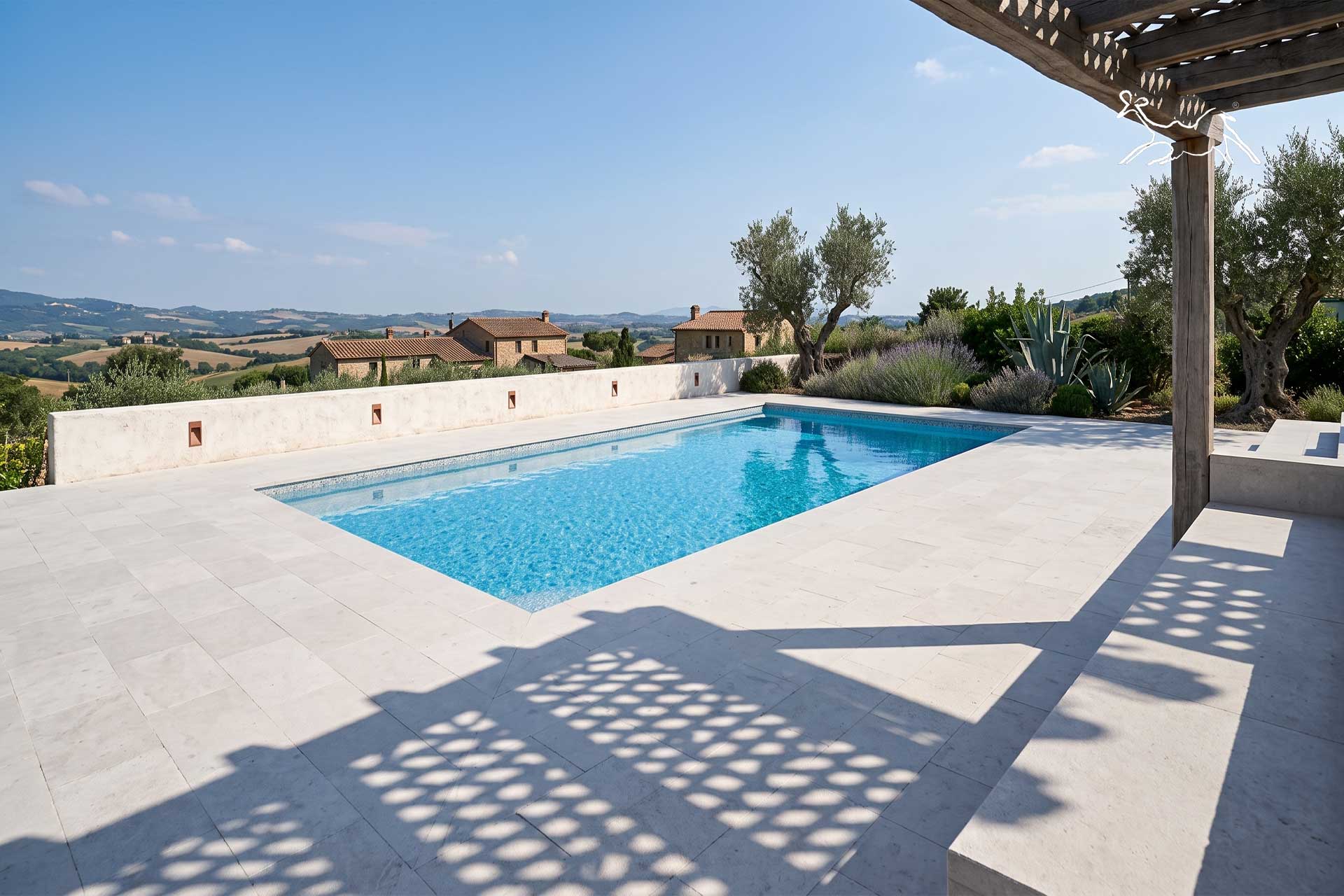 pavimento intorno alla piscina con pietra chiara che non si scalda, piscina realizzata a Pesaro