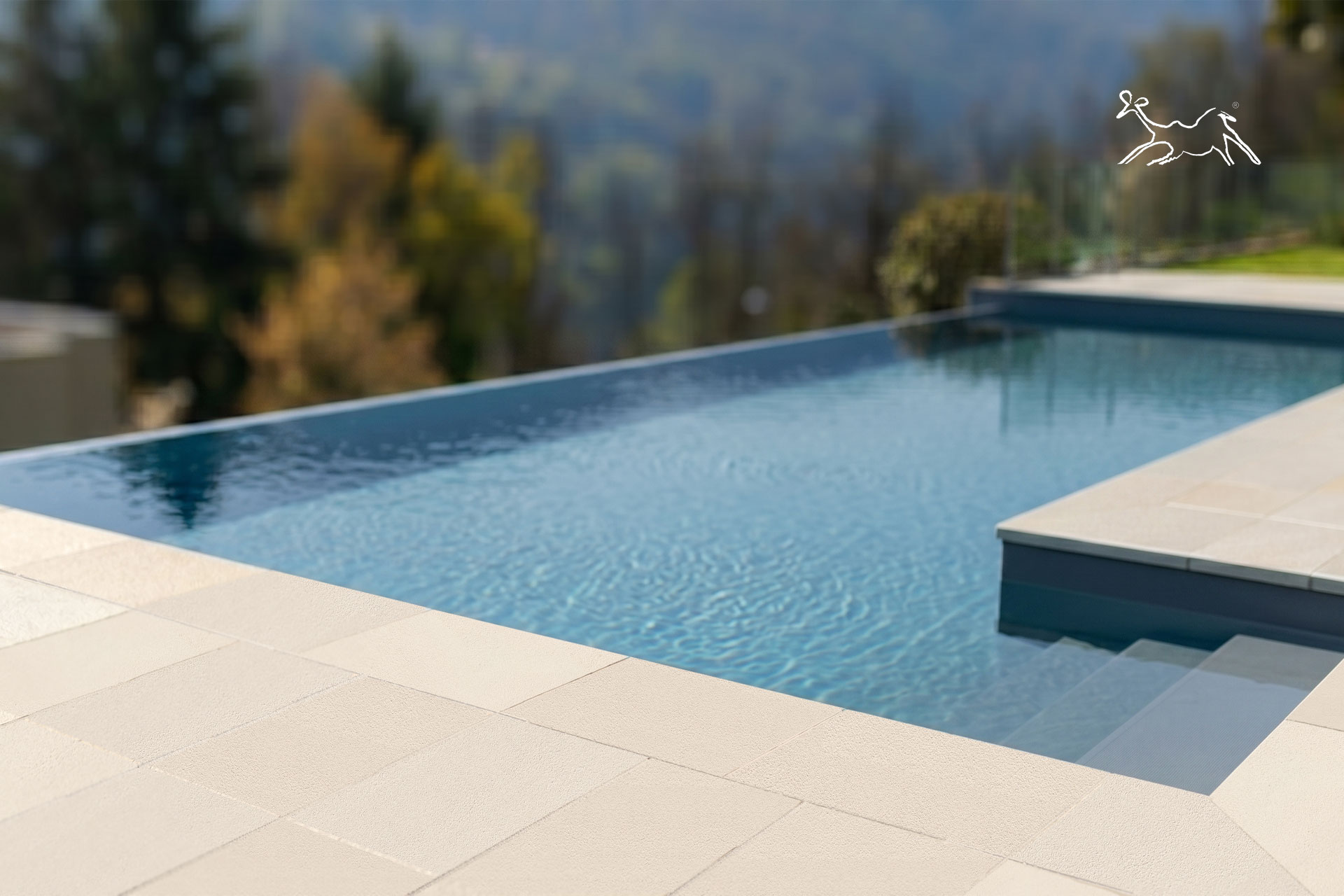 posa pavimento per piscina in quarzite colore chiaro per piscina moderna