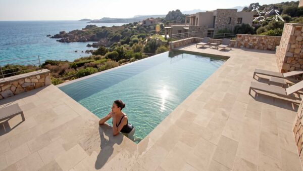 pavimento per piscina in quarzite Cream con finitura antiscivolo R11 realizzato a Stintino Sardegna, facile da pulire e da mantenere, adatta a piscine con sale o con cloro