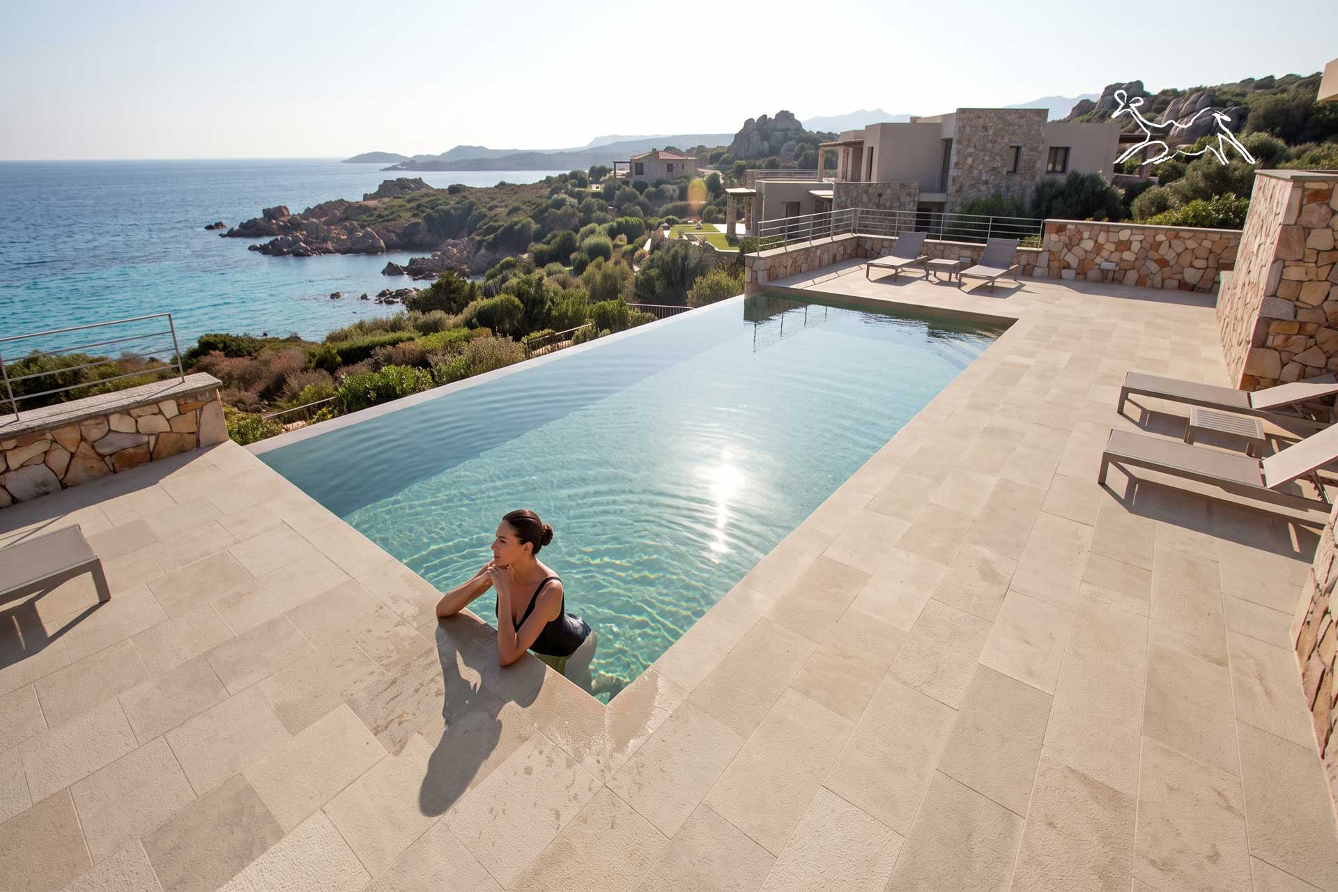 pavimento per piscina in quarzite Cream con finitura antiscivolo R11 realizzato a Stintino Sardegna, facile da pulire e da mantenere, adatta a piscine con sale o con cloro