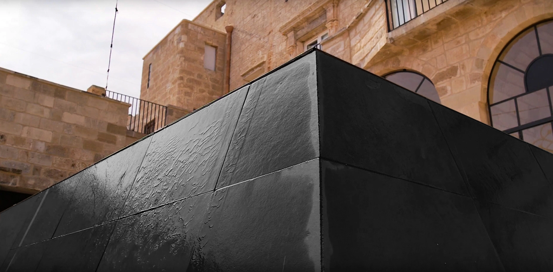 rivestimento piscina in ardesia in ristrutturazione piscina con pietra scura realizzato da the stone age exclusive