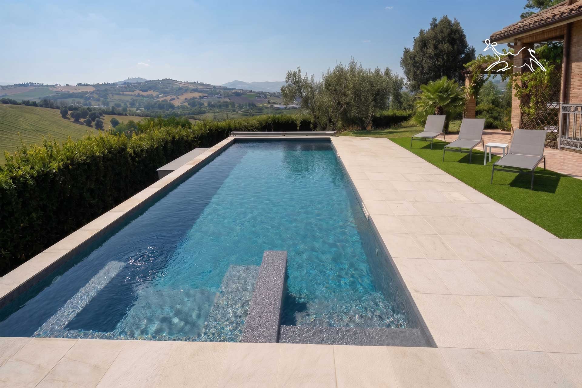 perimetro piscina bordo vasca con pietra di design moderno a Castelfidardo Ancona Marche Italia