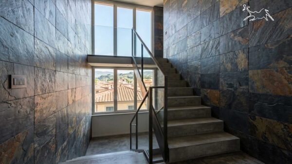 ardesia nera gialla Magma per rivestimento parete scala Montecatini