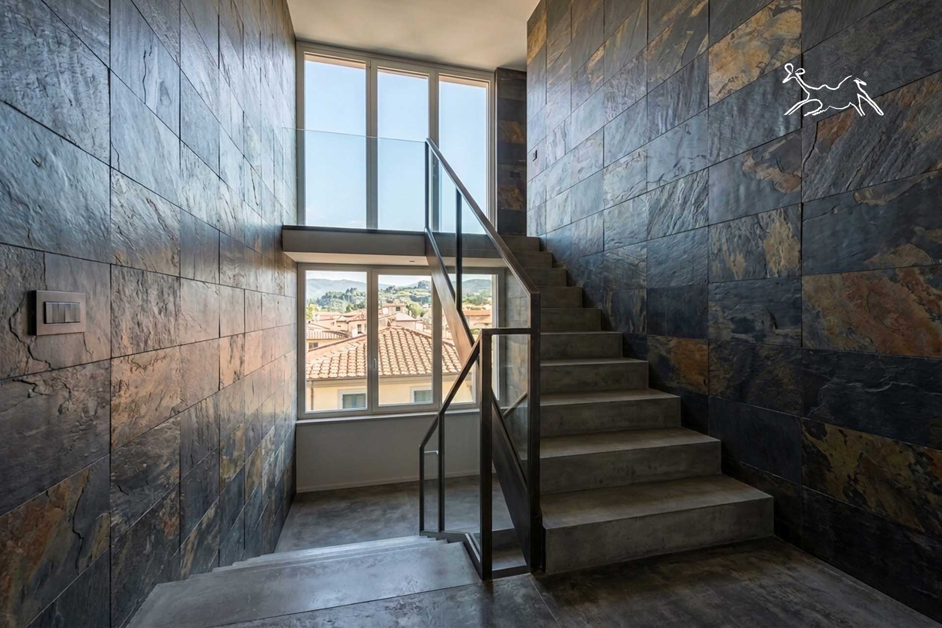 ardesia nera gialla Magma per rivestimento parete scala Montecatini