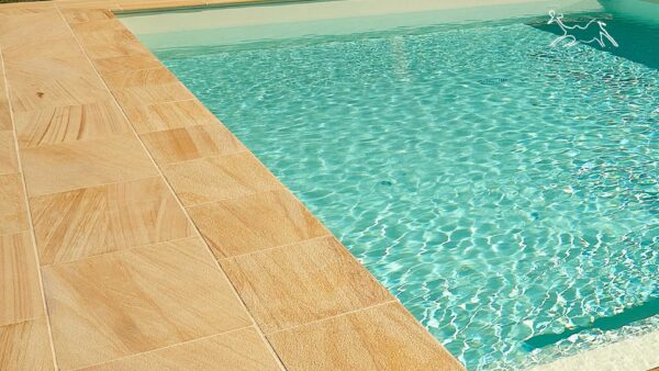 Bordo piscina in pietra naturale effetto legno Wooden The Stone Age Exclusive installazione piscina privata di lusso Silvano d’Orba Alessandria bordo antiscivolo atermico resistente cloro