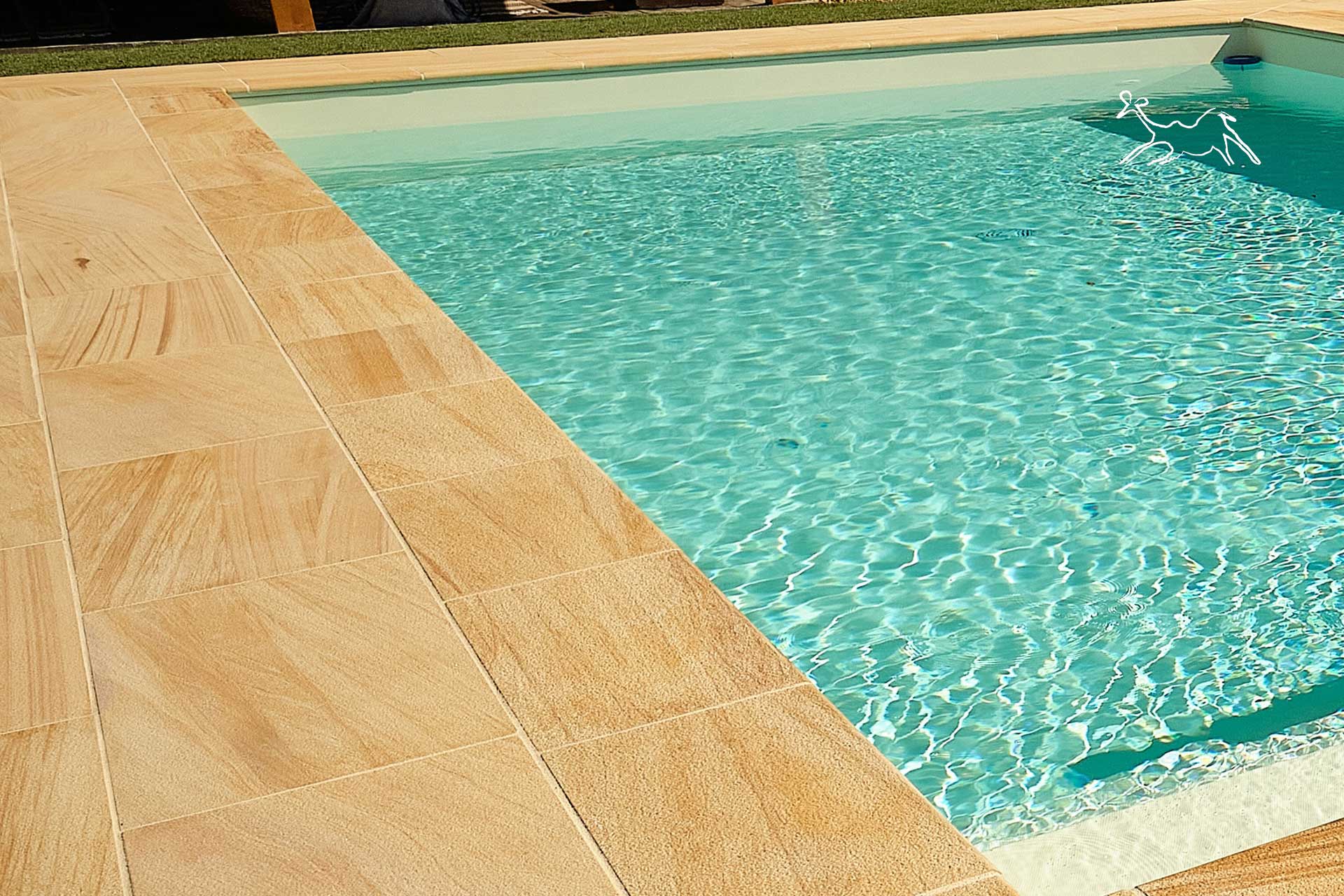 Bordo piscina in pietra naturale effetto legno Wooden The Stone Age Exclusive installazione piscina privata di lusso Silvano d’Orba Alessandria bordo antiscivolo atermico resistente cloro
