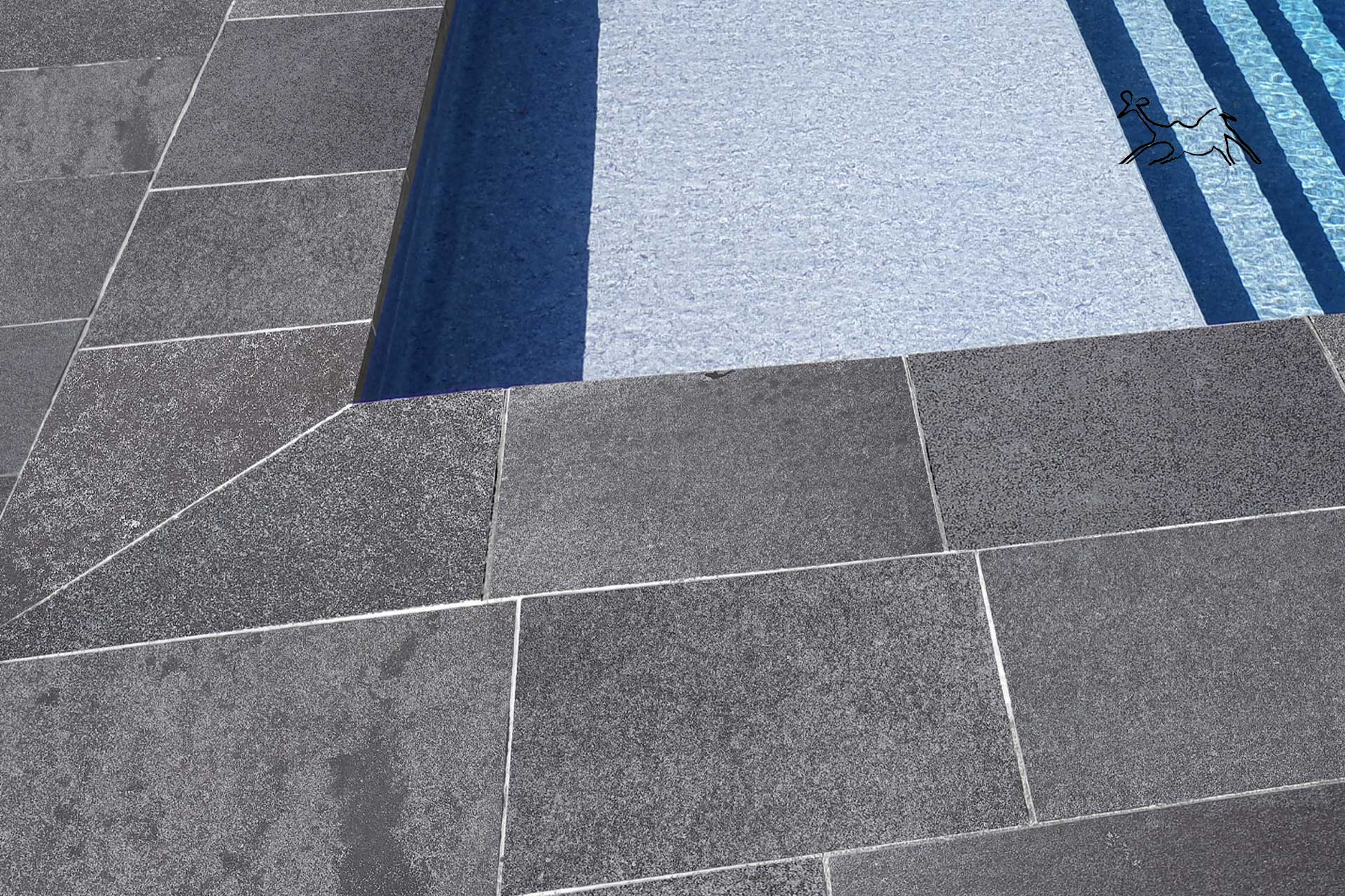 dettaglio bordo piscina pietra naturale grigia lavorazione su misura profilo antiscivolo posa bordo vasca a Brescia