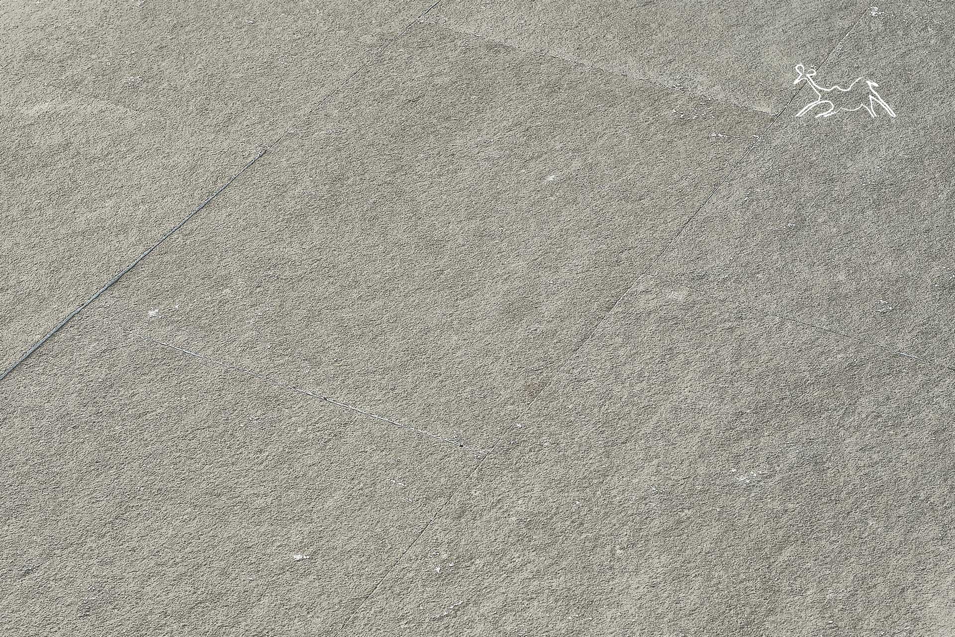 dettaglio pavimentazione antimacchia, antiscivolo e resistente al cloro e al sale della piscina