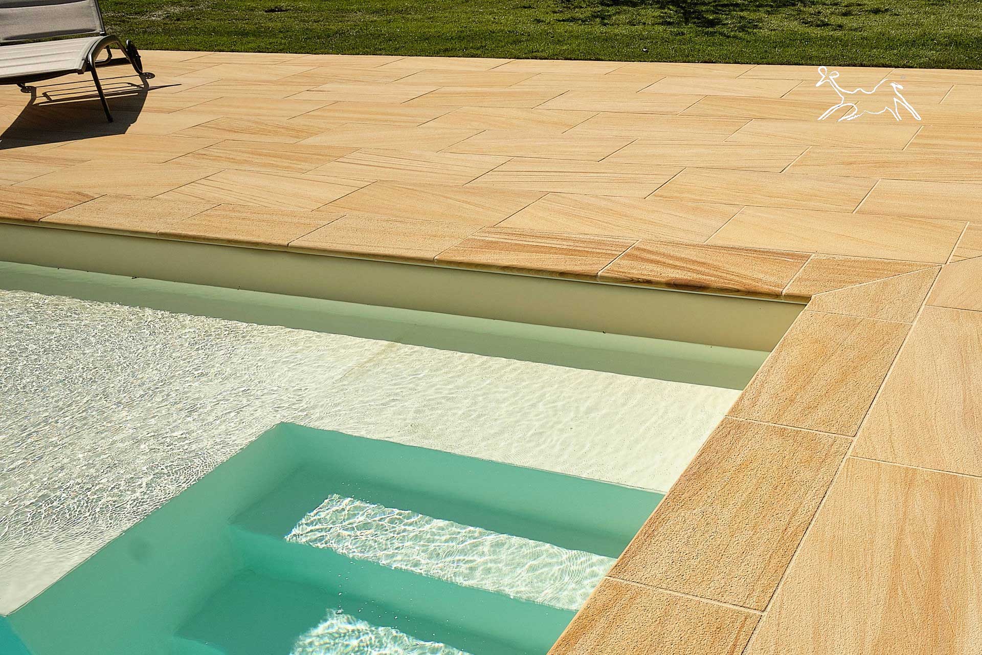 Dettaglio materico bordo piscina pietra naturale Wooden effetto legno venature realistiche finitura antiscivolo drenante The Stone Age Exclusive Silvano d’Orba Piemonte