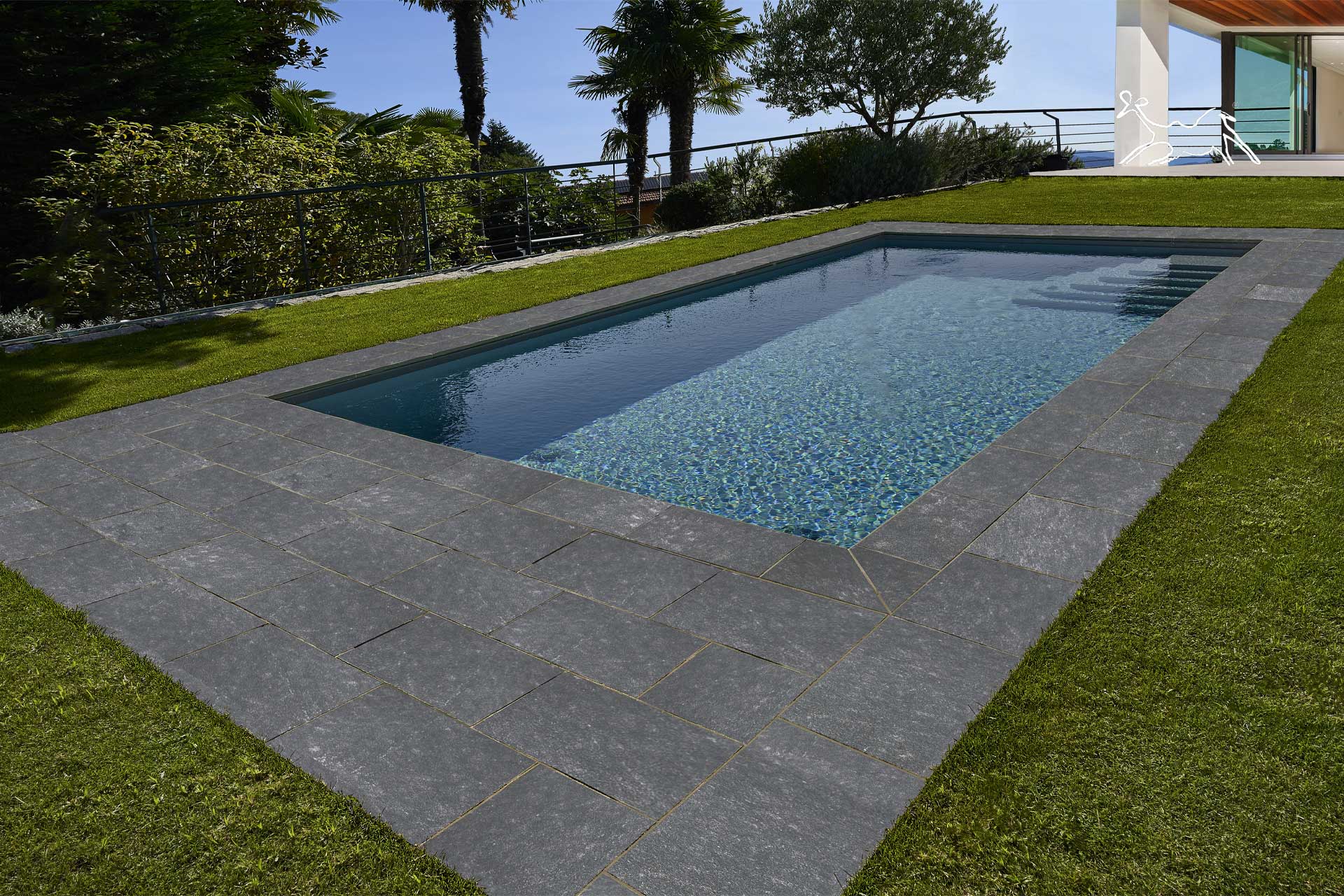 pavimento per piscina antiscivolo con bordo vasca coordinato realizzazione e posa a Baveno Verbania