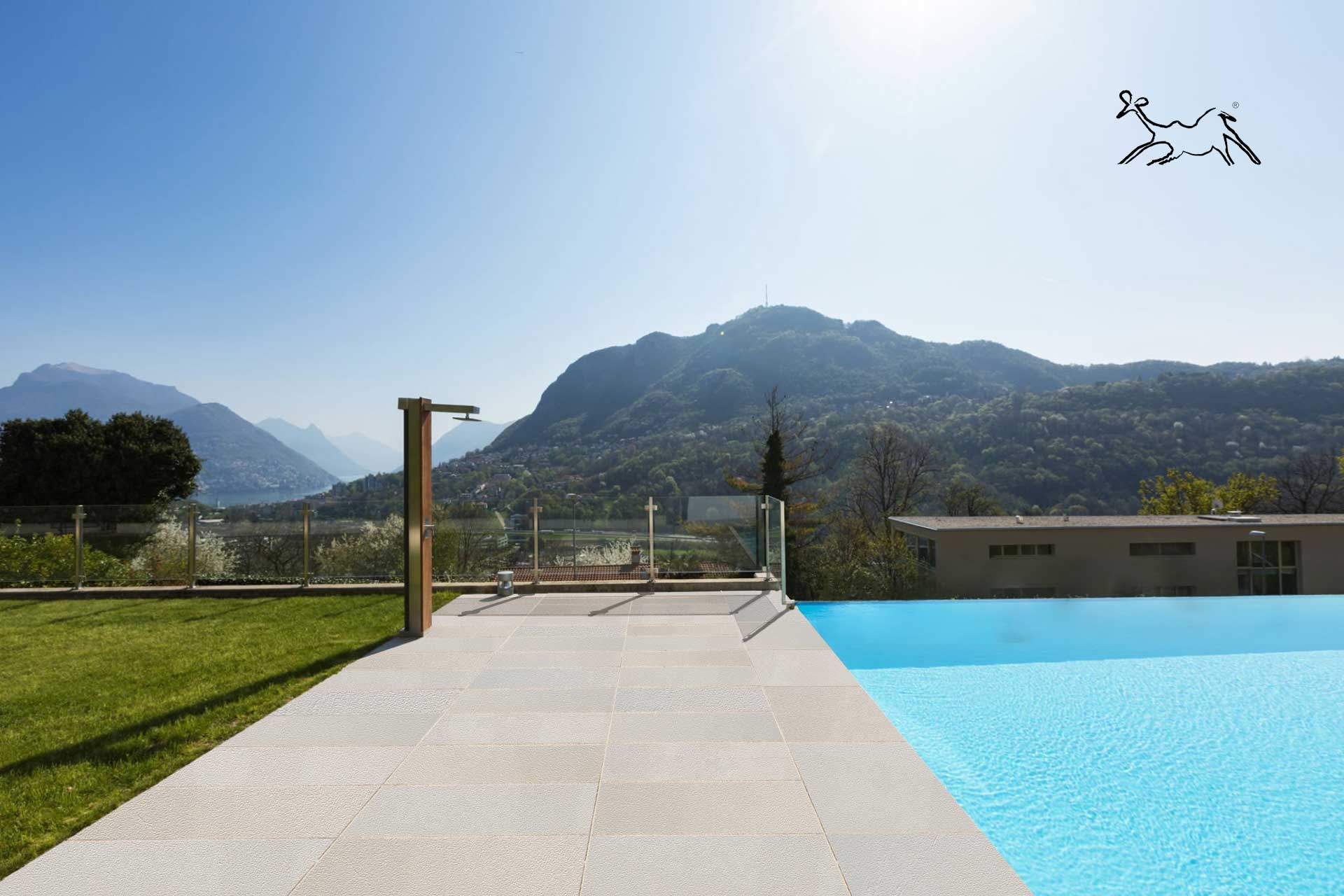 pavimento per piscina in quarzite, per solarium piscina in pietra vera che non si scalda , antiscivolo, colore cream soft di The Stone Age Exclusive