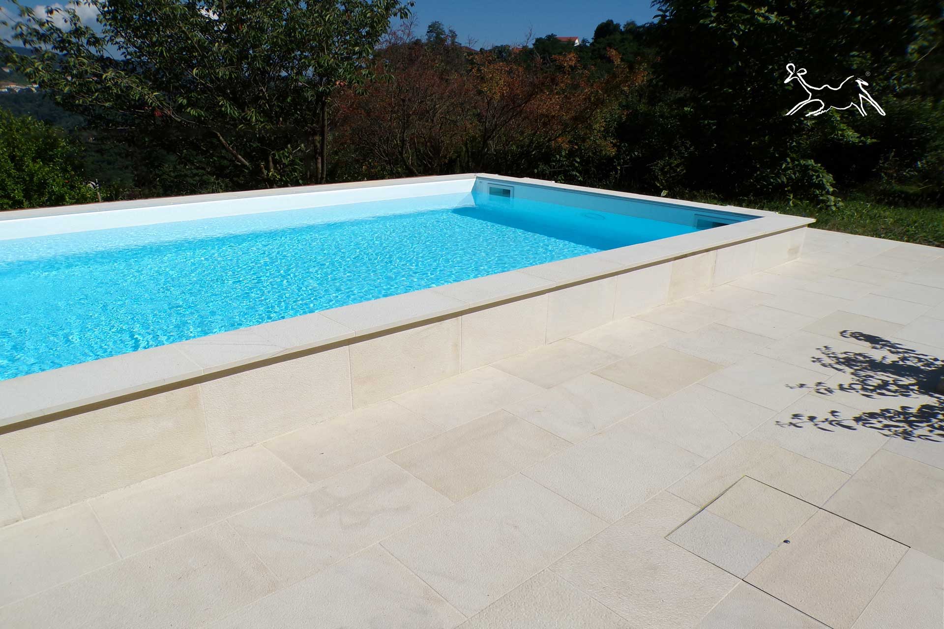 quarzite per pavimentazione intorno alla piscina realizzata da the stone age exclusive per cliente Genova