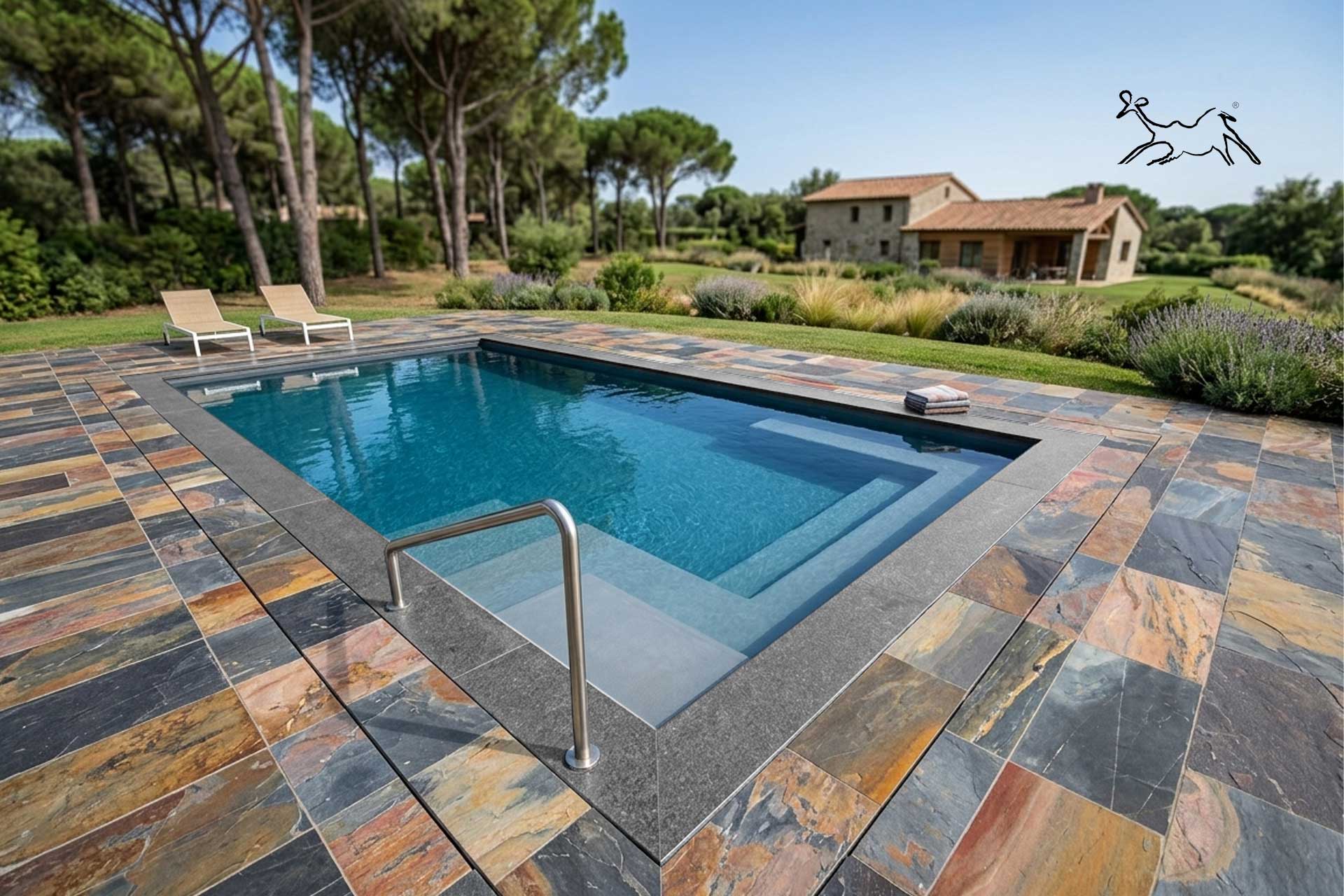 pavimentazione piscina in ardesia naturale per solarium in progetto residenziale a Monteriggioni