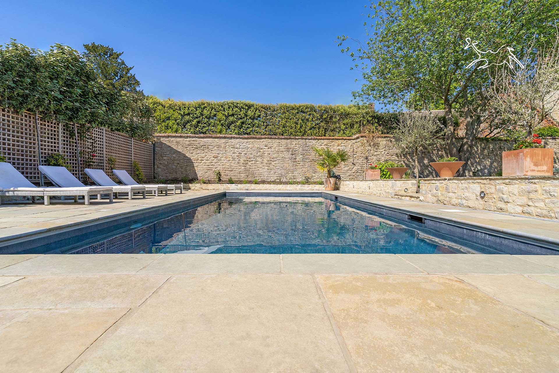 pavimento per piscina in pietra colore pietra di langa realizzata da The Stone Age Exclusive a Cortemilia