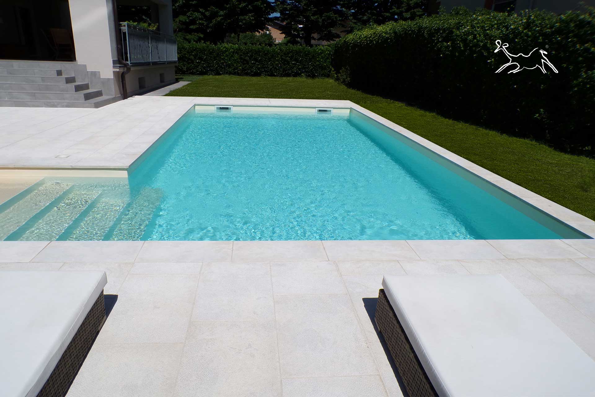 posa pavimentazione in pietra bianca atermica in villa privata cantiere di Pontecurone Alessandria