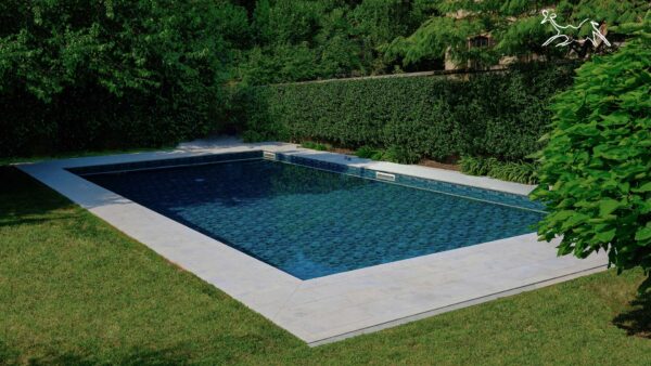 posa pavimento in pietra Venus Soft per piscina chiaro atermico cantiere The Stone Age Exclusive a Brescia in villa di lusso in Lombardia