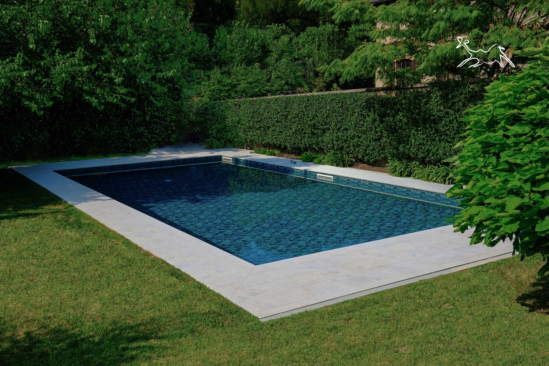 posa pavimento in pietra Venus Soft per piscina chiaro atermico cantiere The Stone Age Exclusive a Brescia in villa di lusso in Lombardia