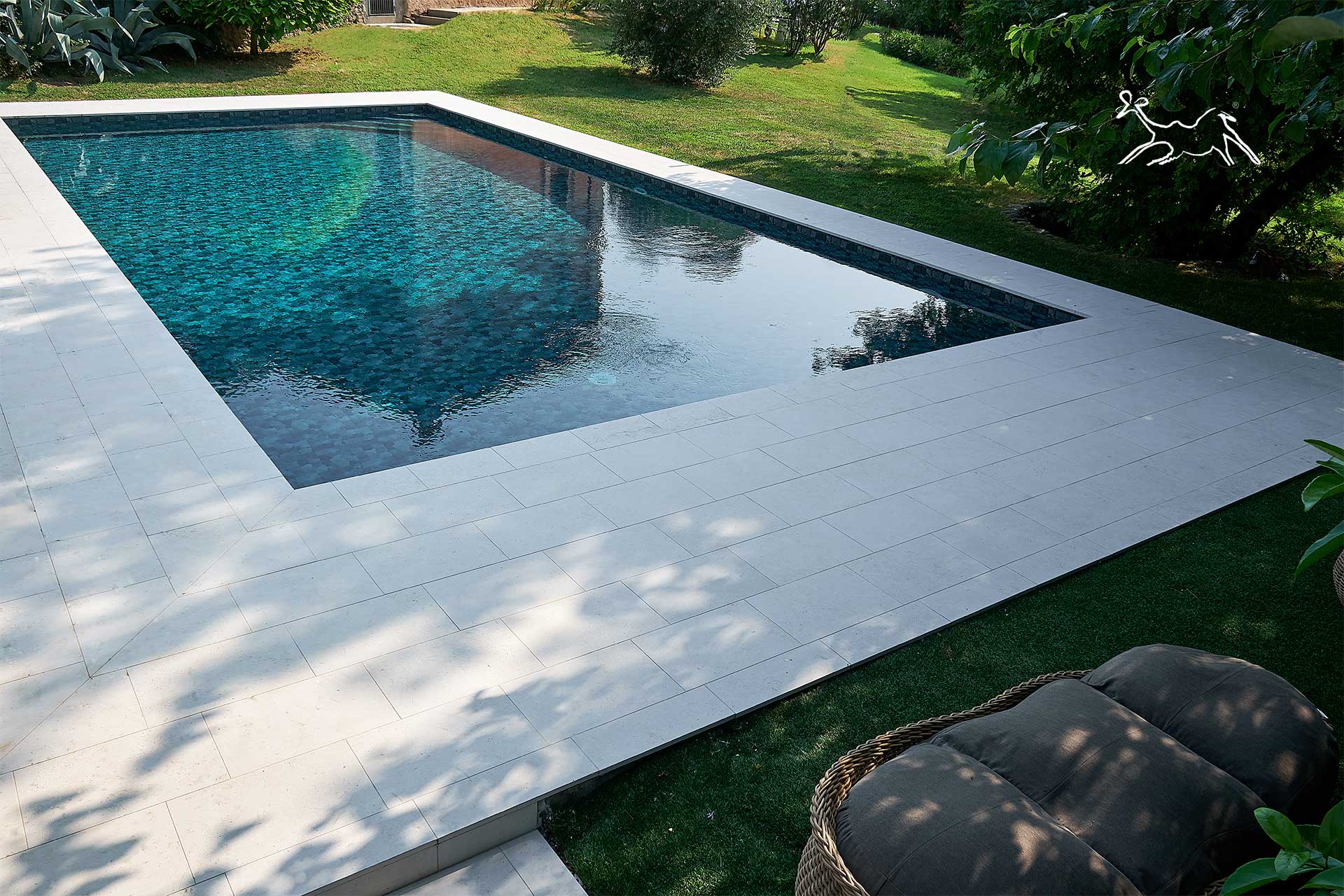 come pavimentare intorno alla piscina con pietra naturale resistente al calore e antiscivolo, realizzazione a Botticino- Brescia