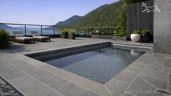 pavimento per piscina in pietra grigia migliore della pietra ricostruita per realizzare pavimentazioni intorno alla piscina
