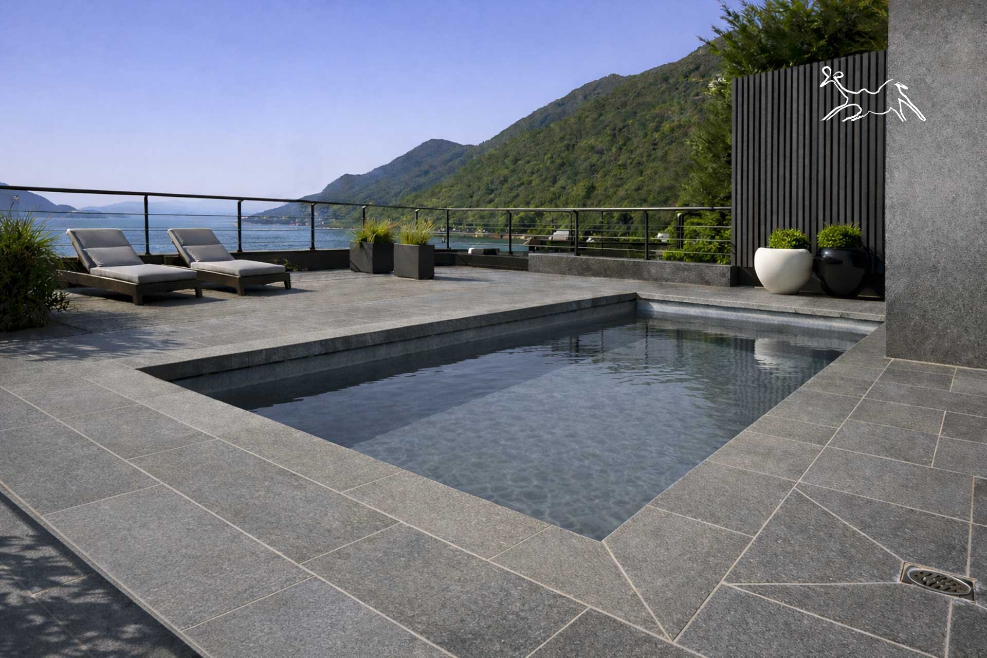 pavimento per piscina in pietra grigia migliore della pietra ricostruita per realizzare pavimentazioni intorno alla piscina