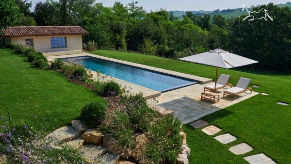 pavimentazione in pietra per bordo piscina e solarium antiscivolo realizzato a Santa Maria della Versa in provinca di Pavia