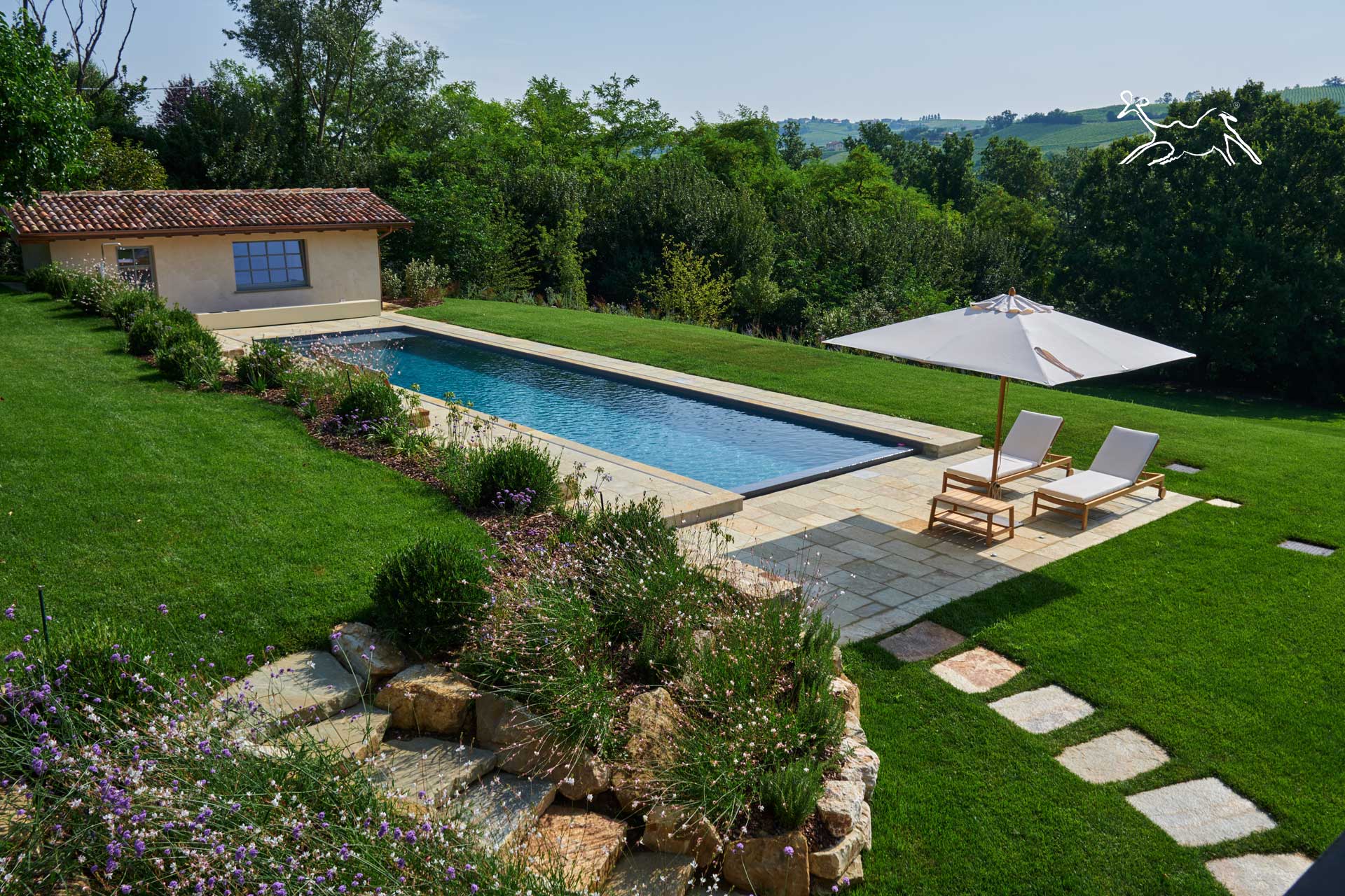 pavimentazione in pietra per bordo piscina e solarium antiscivolo realizzato a Santa Maria della Versa in provinca di Pavia
